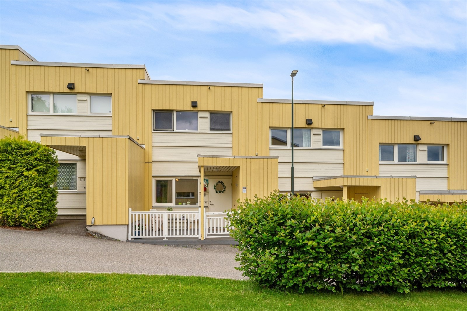 Her bor du i et rolig og etablert nabolag med kort vei til både natur, skole, barnehager og praktiske hverdagsfasiliteter. Galleribilde