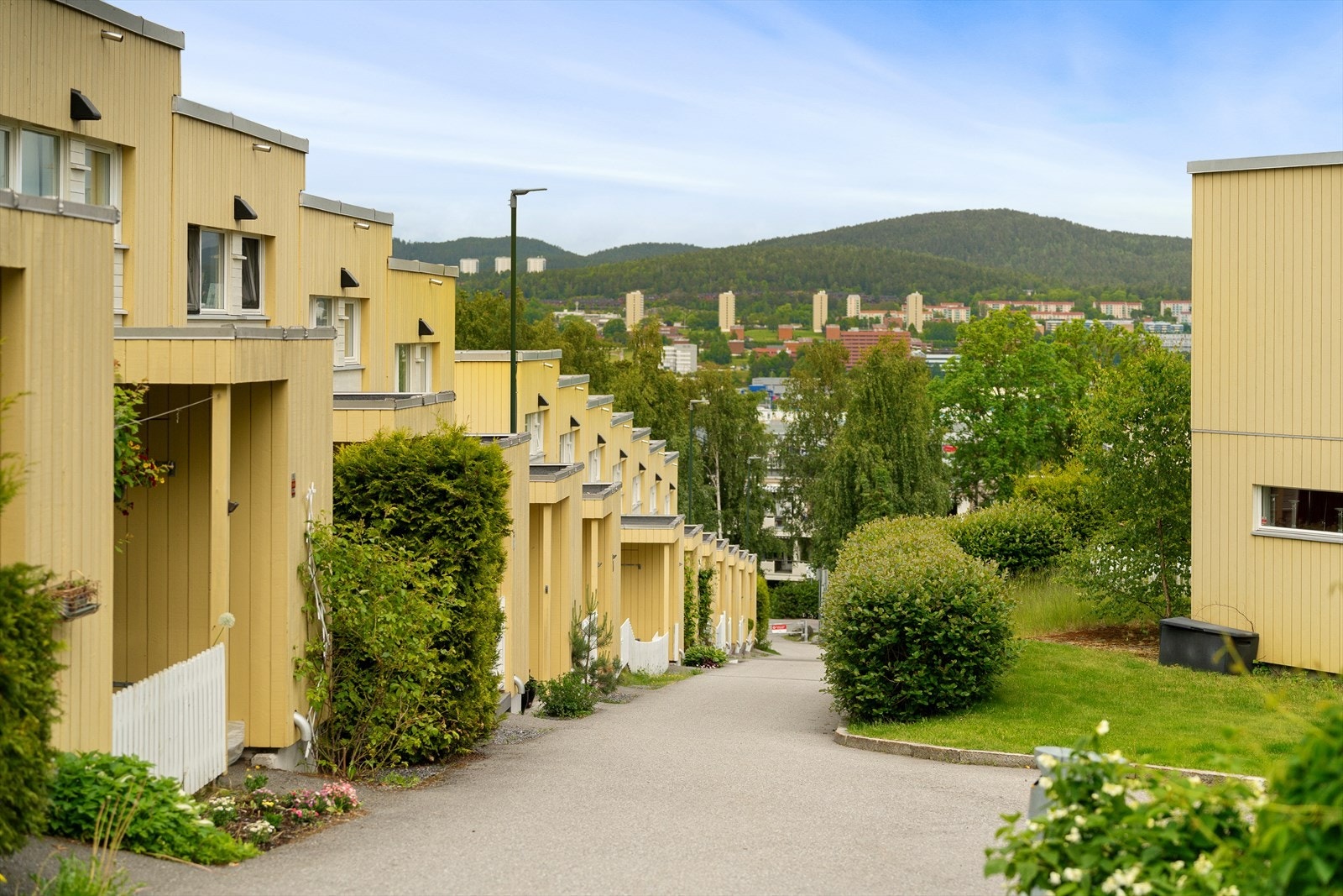 Familievennlig rekkehus fra 2007 med 2 solrike terrasser og hage |Garasje |3 sov |Barnevennlig |Rolig blindvei v/marka