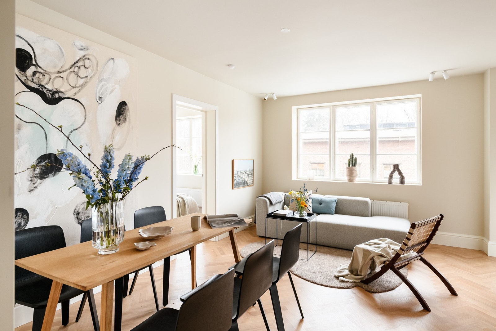 Enkelt å servere fra kjøkkenet til spisebordet. Galleribilde