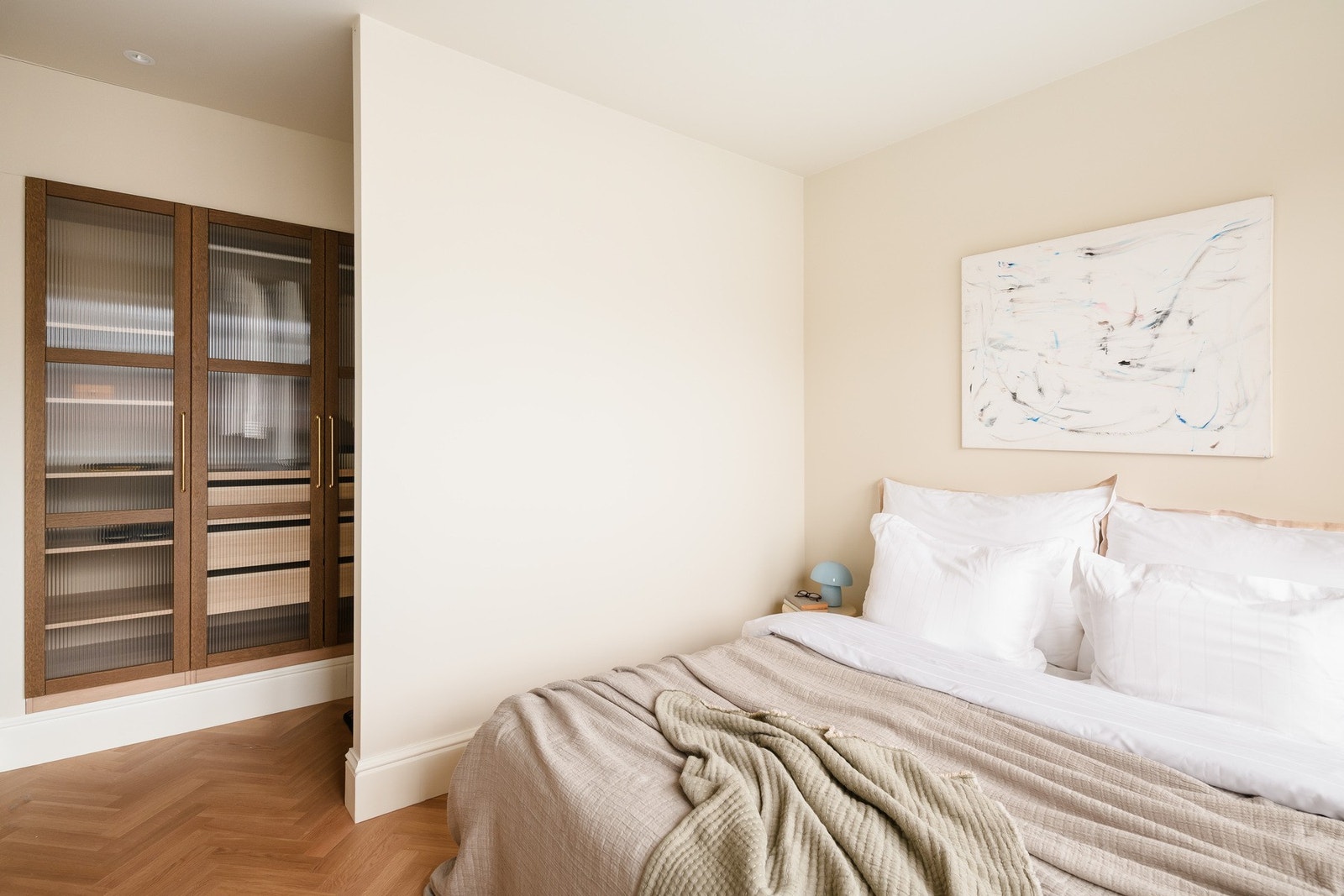 Behagelig og harmonisk uttrykk. Fin teksturer og nøye komponerte detaljer. Galleribilde