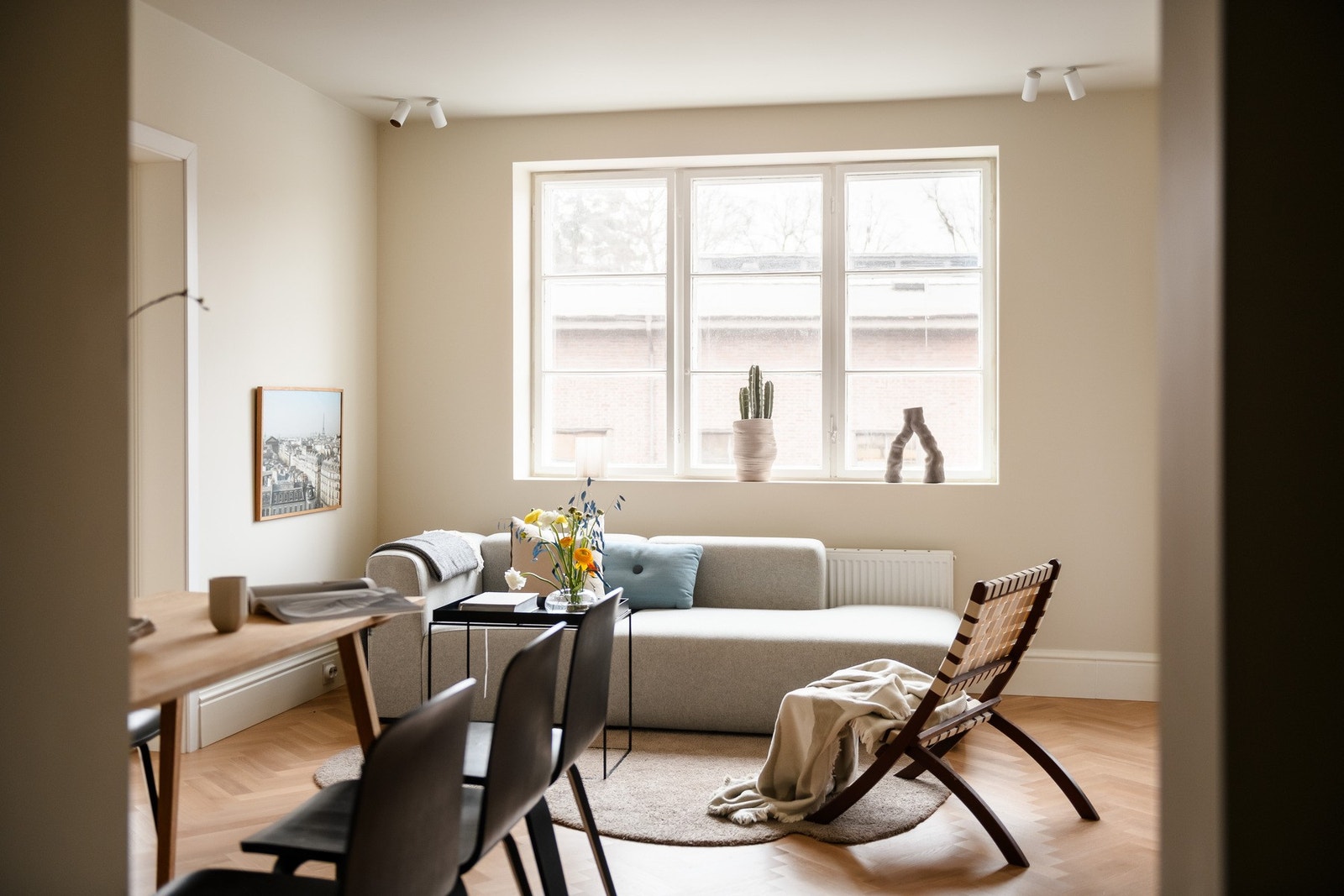 Sofasonen oppleves både lun og romslig, med store vinduer og gjennomtenkt belysning fra Plejd-styrt smarthus. Galleribilde