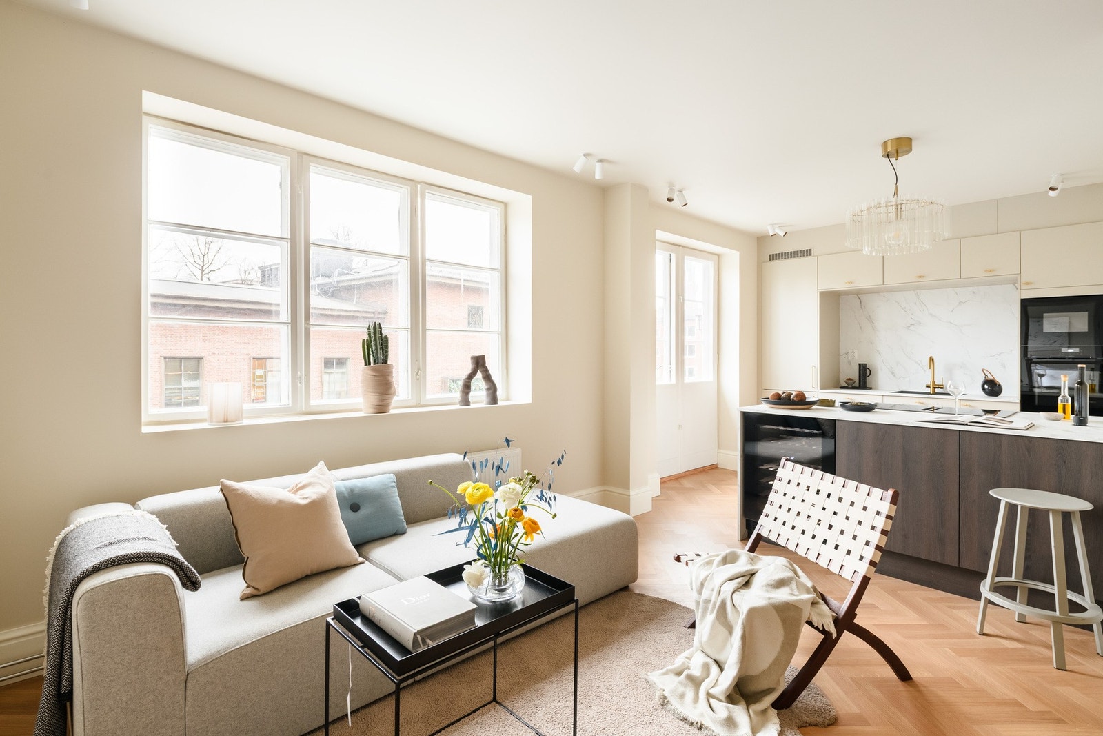 Lyst oppholdsrom med store vindusflater som fyller rommet med naturlig lys. Galleribilde