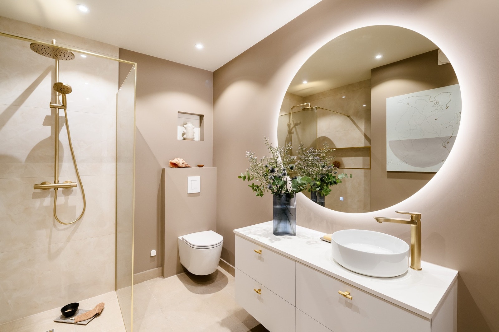 Lekkert bad med italienske fliser, stort speil med integrert lys og gjennomførte detaljer i messing. Galleribilde