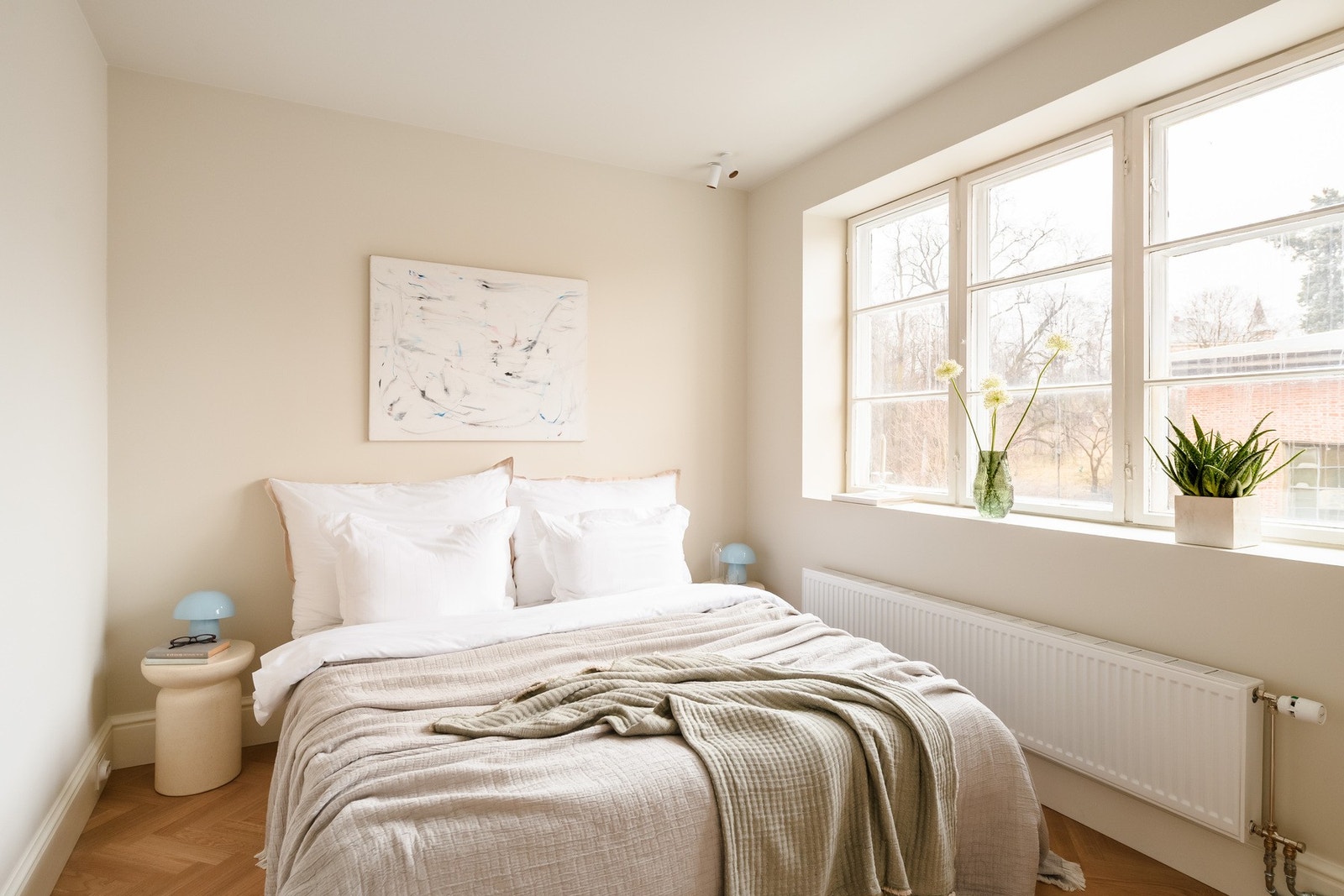 Det behagelige hovedsoverommet har rolige farger og gode lysforhold. Galleribilde