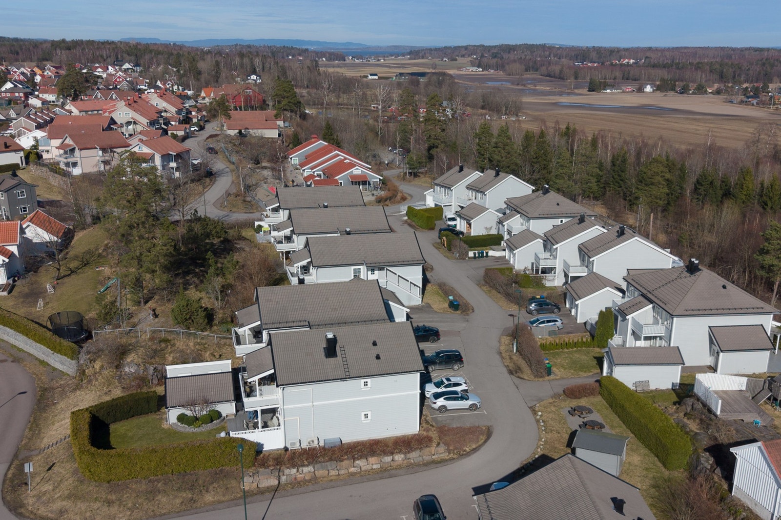 Her finner du nydelige tur- og friluftsområder rett utenfor døra i blant annet Ilebrekkeskogen, samt turstier og frodig kulturlandskap i Essoskogen. Galleribilde