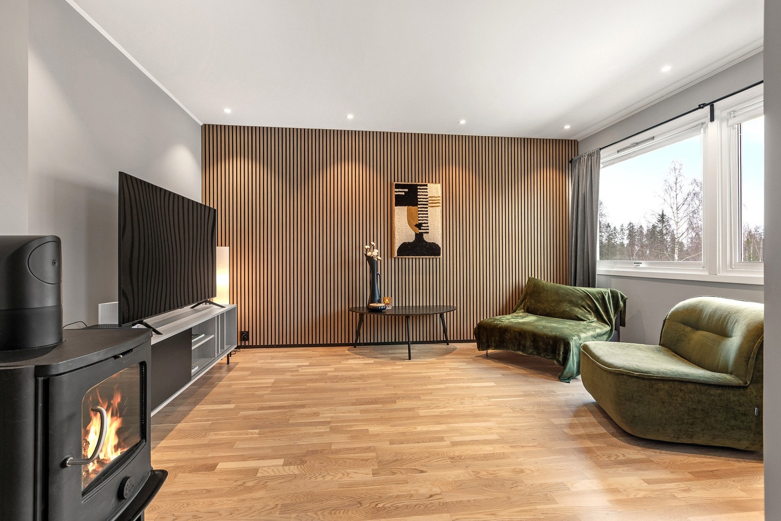 Velkommen til Furubakken 15B - nyoppusset og meget tiltalende leilighet, med gjennomgående moderne og smakfulle materialvalg. Galleribilde