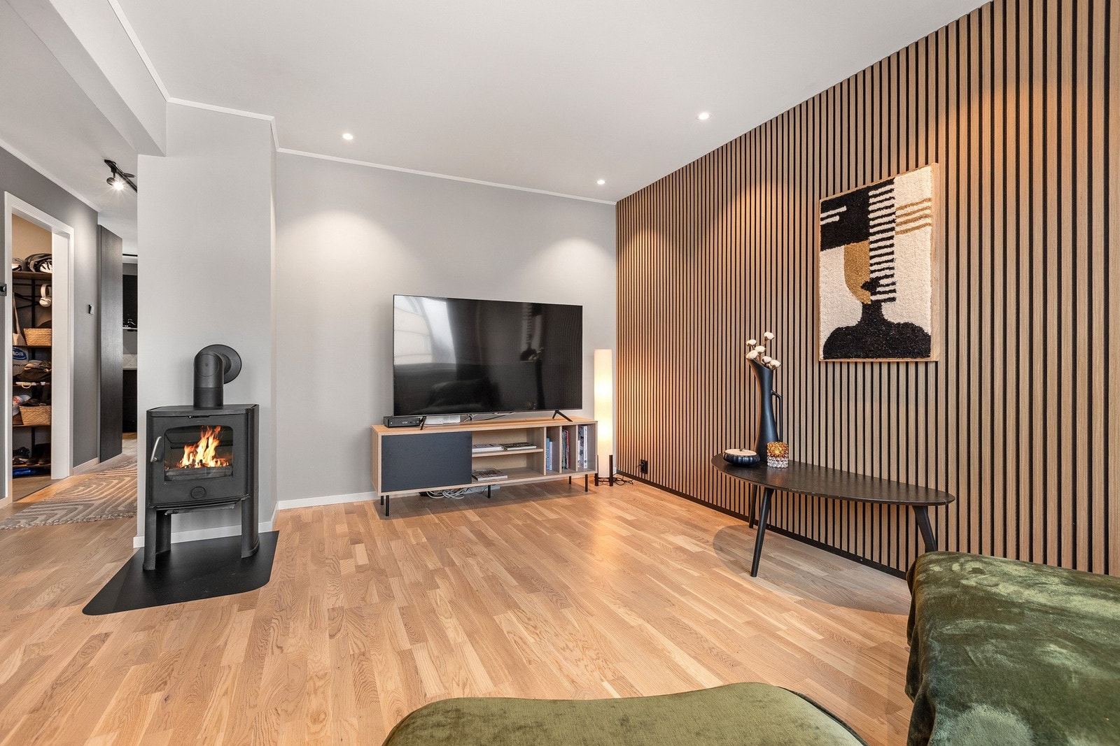 Nedforet himling med integrerte downlights gir et godt og behagelig lys, og en dekorativ spilevegg tilfører rommet et eksklusivt preg. Galleribilde