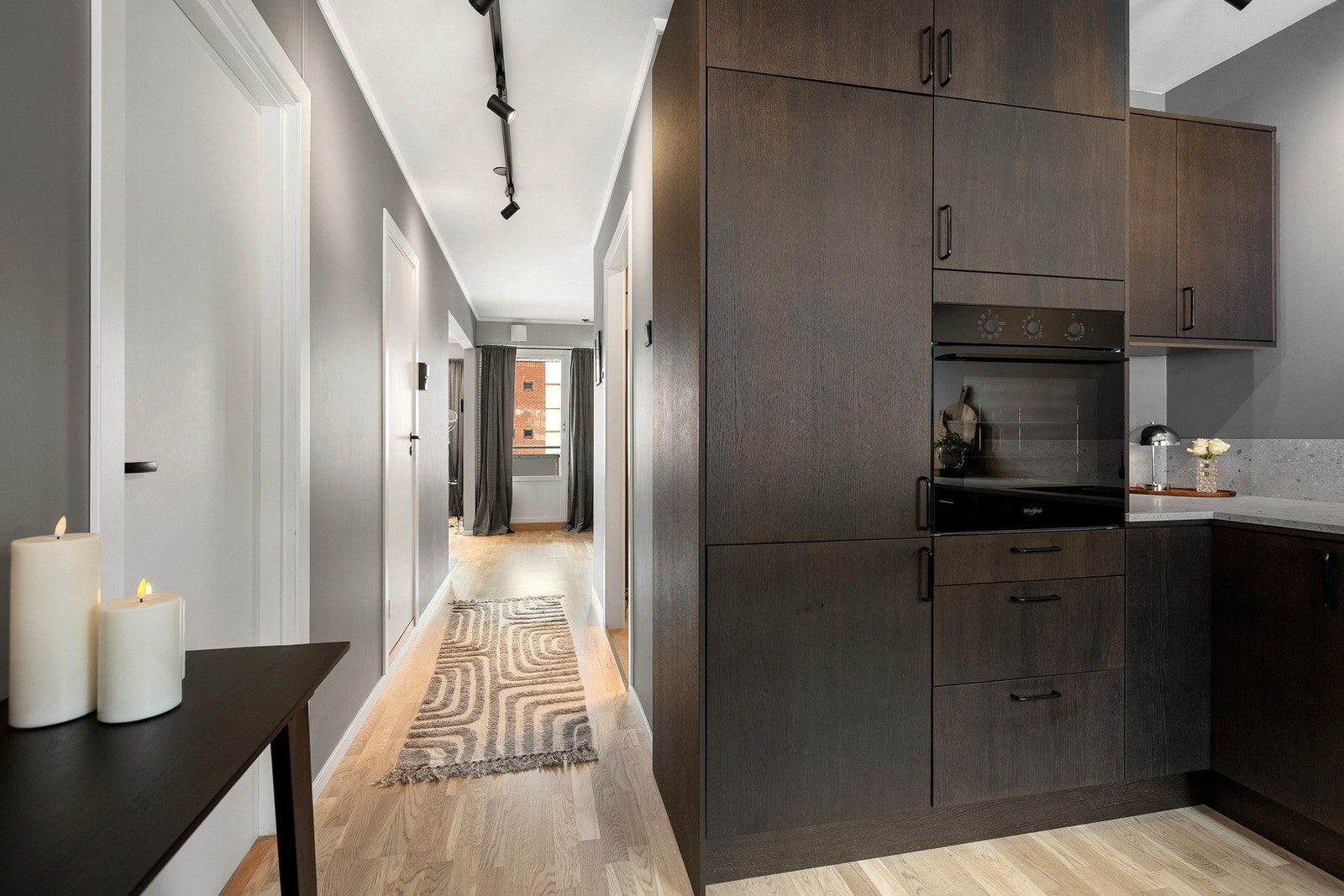 Alle hvitevarer er integrerte og helt nye - her finner du komfyr plassert i høyskap, platetopp, oppvaskmaskin samt kjøl-/fryseskap. Galleribilde