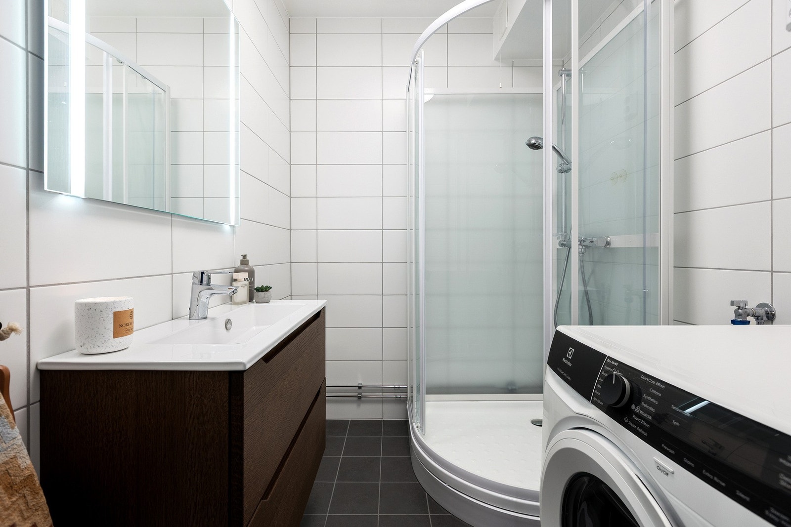 Badet fremstår som lekkert og innbydende, med moderne og tidsriktige løsninger. Det er nylig oppusset med flislagte vegger og gulv, og holder gjennomgående god standard. Varmekabler i gulv. Galleribilde