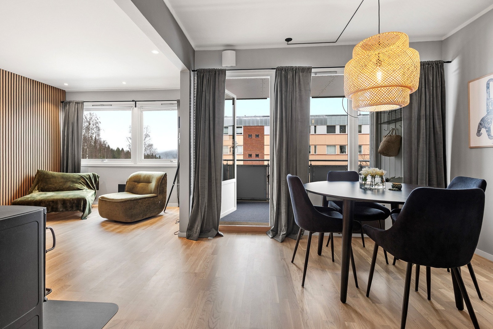 Store vindusflater slipper inn rikelig med naturlig lys og bidrar til en lys og luftig atmosfære. Galleribilde