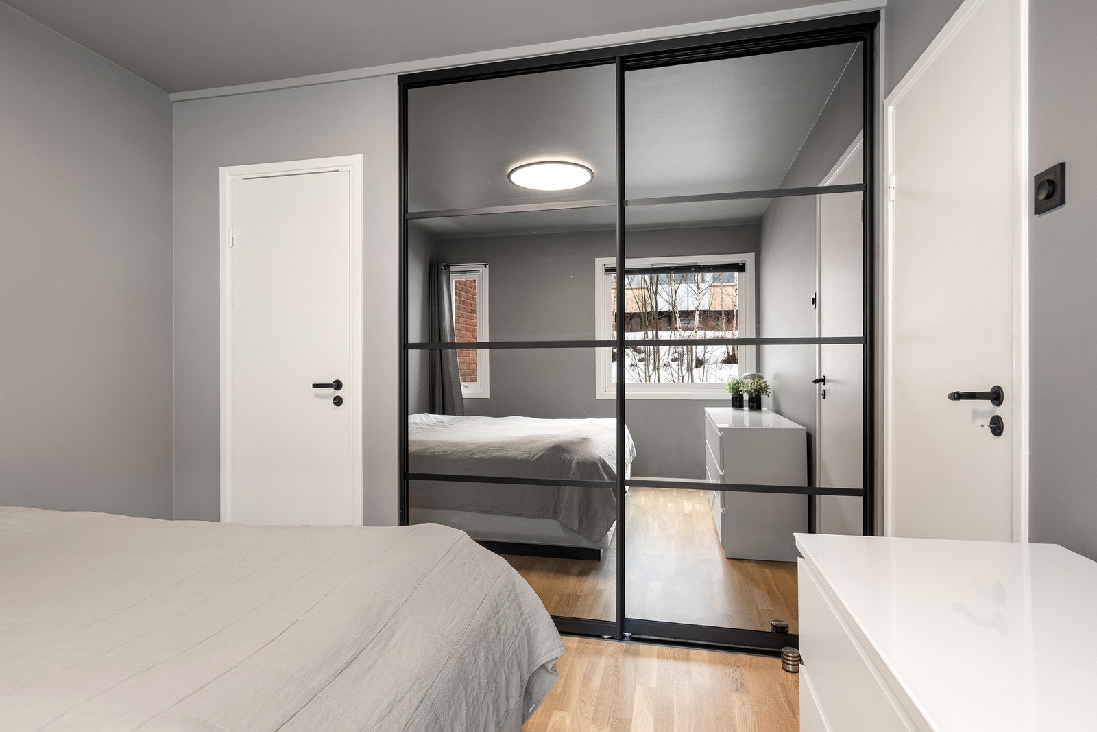 Romslig skyvedørsgarderobe med skyvedører i speil. Galleribilde