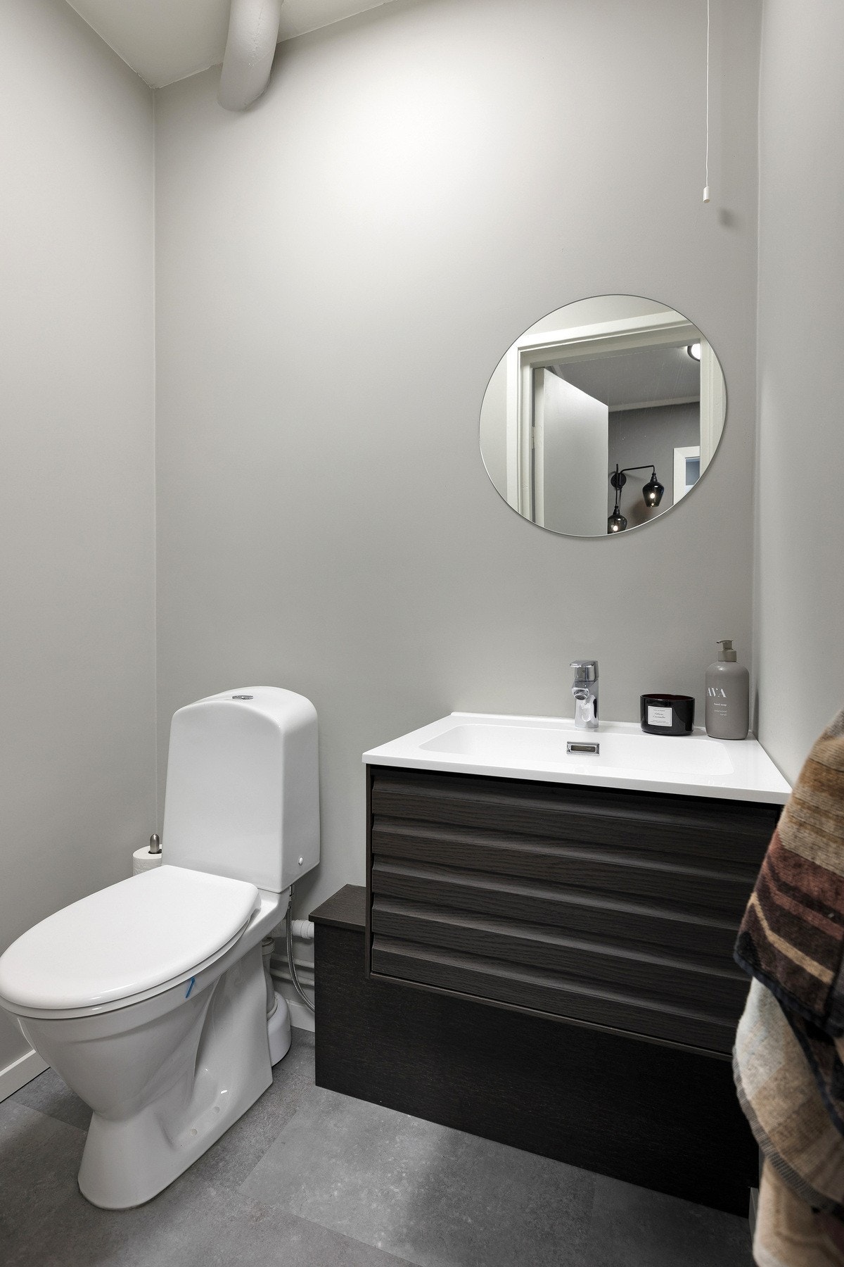 I tilknytning til entreen er det et separat toalettrom med gulvmontert toalett og servant med skap under. Galleribilde