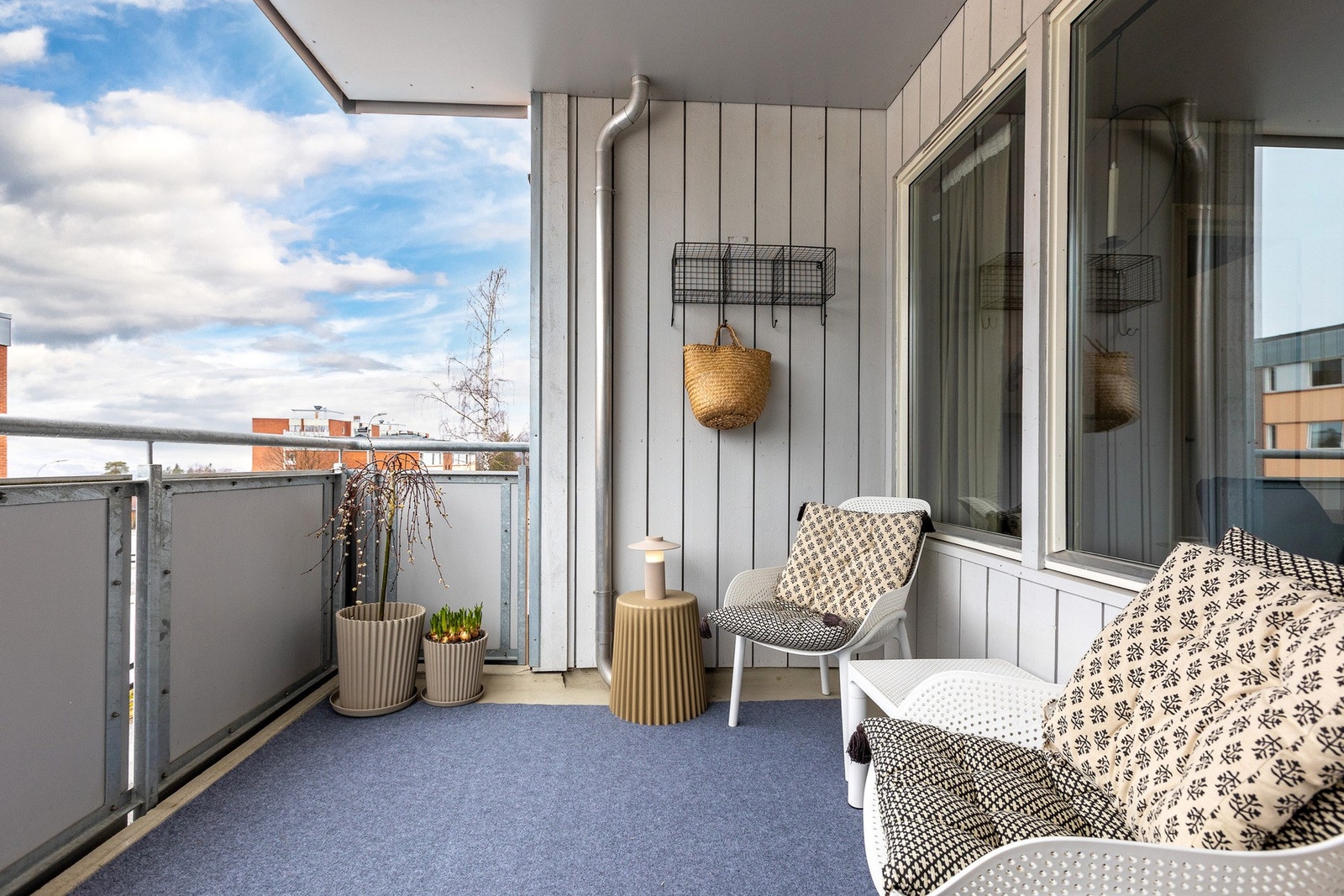 Fra stuen er det direkte utgang til en overbygd balkong, som forlenger oppholdsrommet i sommerhalvåret. Galleribilde