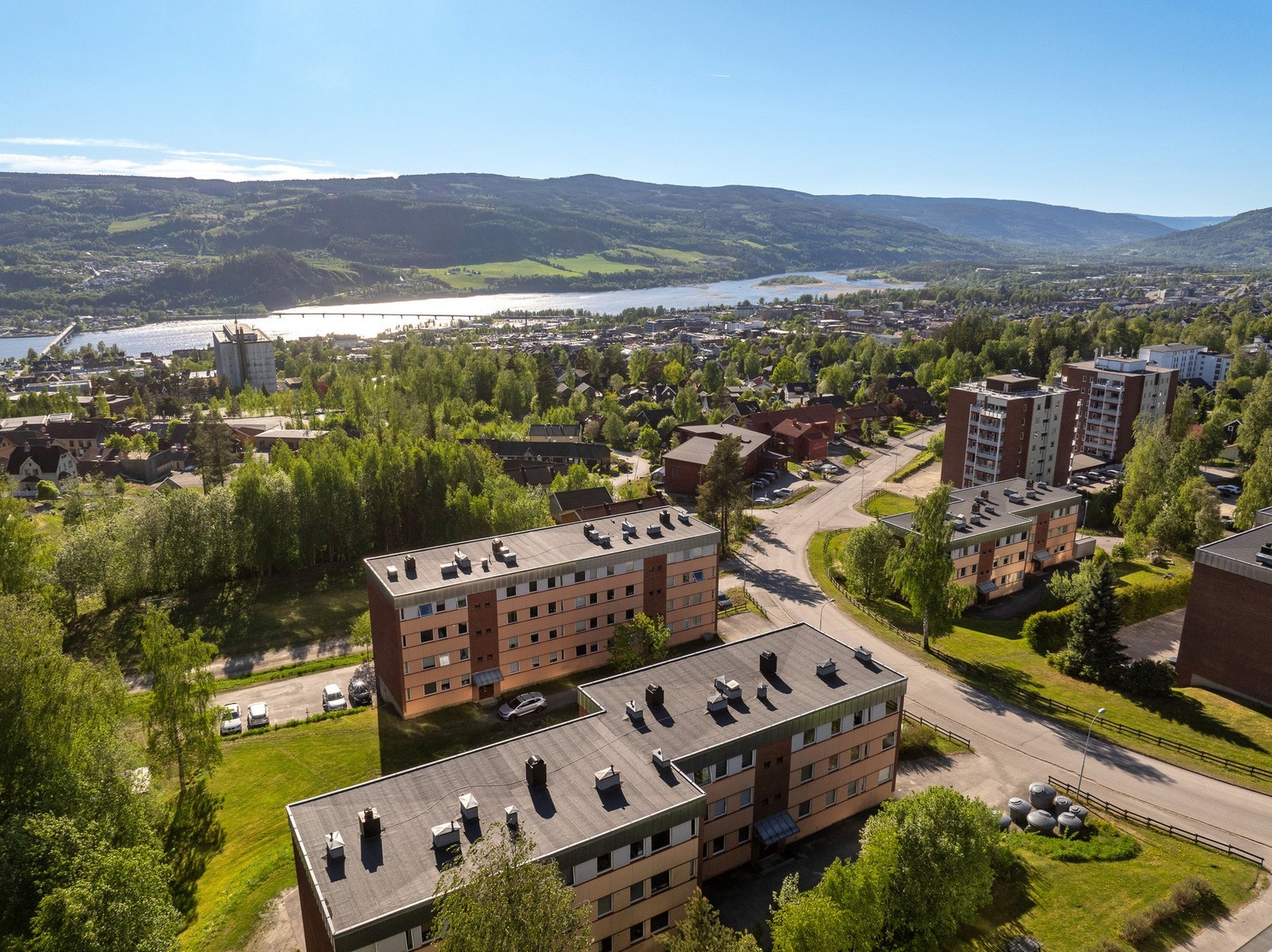 Eiendommen ligger i Nybu, ca. 1 km opp fra Lillehammer sentrum, i et veletablert boligområde. Galleribilde