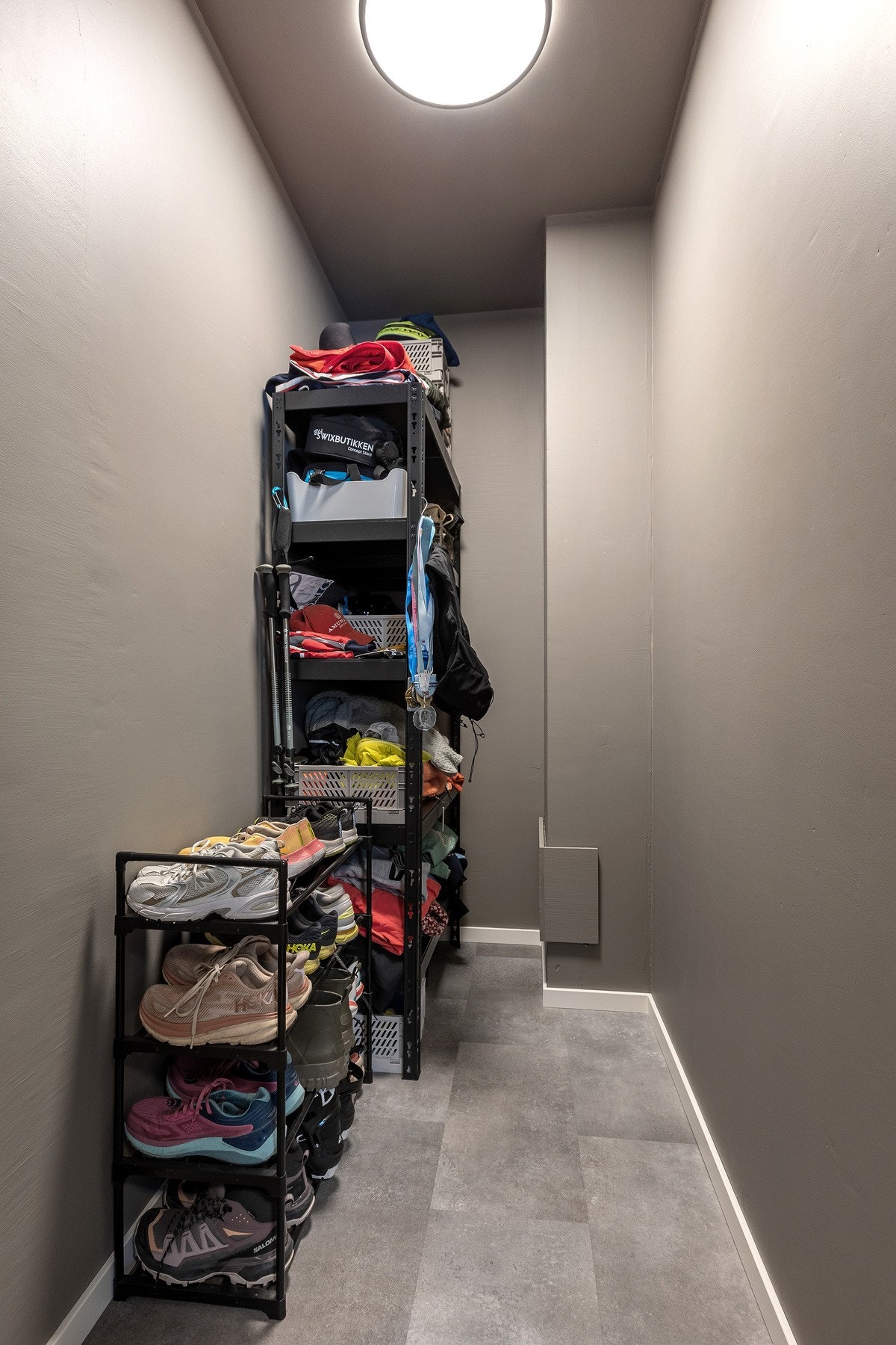 Walk-in garderobe eller bod i tilknytning til hovedsoverommet. Galleribilde