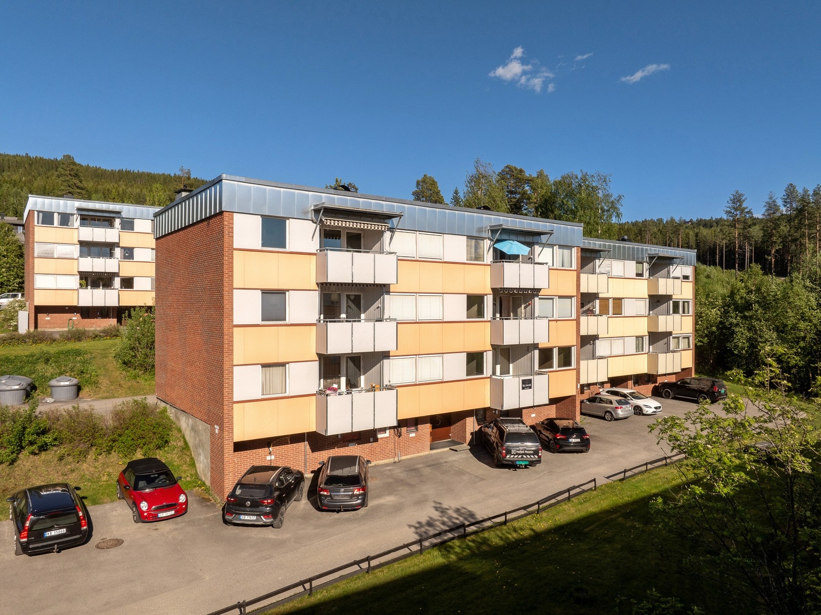 Leiligheten ligger i høy 1. etasje med få trapper , og har meget gode solforhold. Galleribilde