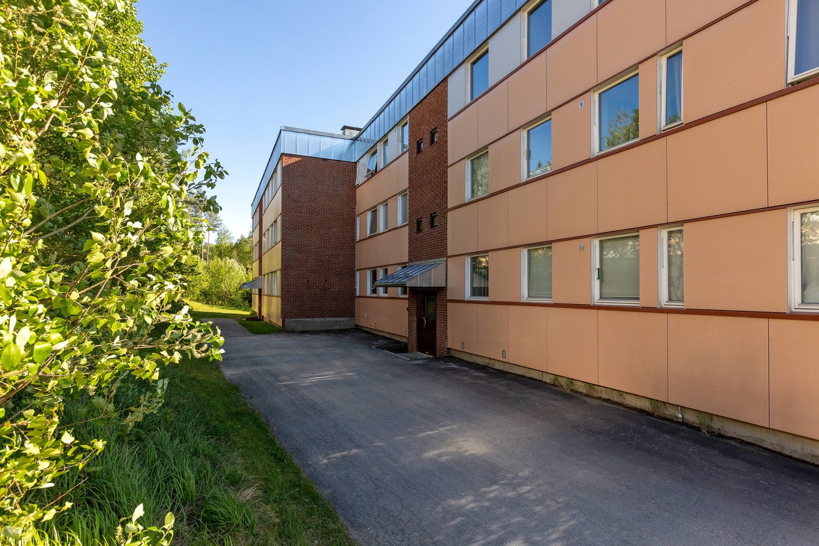 Leiligheten har en tilhørende parkeringsplass på baksiden av bygget. Galleribilde