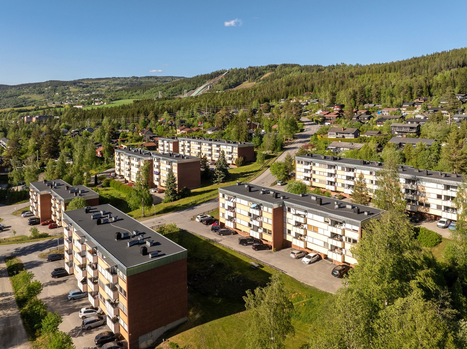 Nybu er et rolig og barnevennlig område beliggende like ved markagrensa og flotte turområder, lysløyper etc. Gunstig avstand til bl.a. sykehuset, Maihaugen, Stampesletta med idrettshaller og utendørsbaner, samt til Lysgårdsbakken hoppanlegg. Galleribilde
