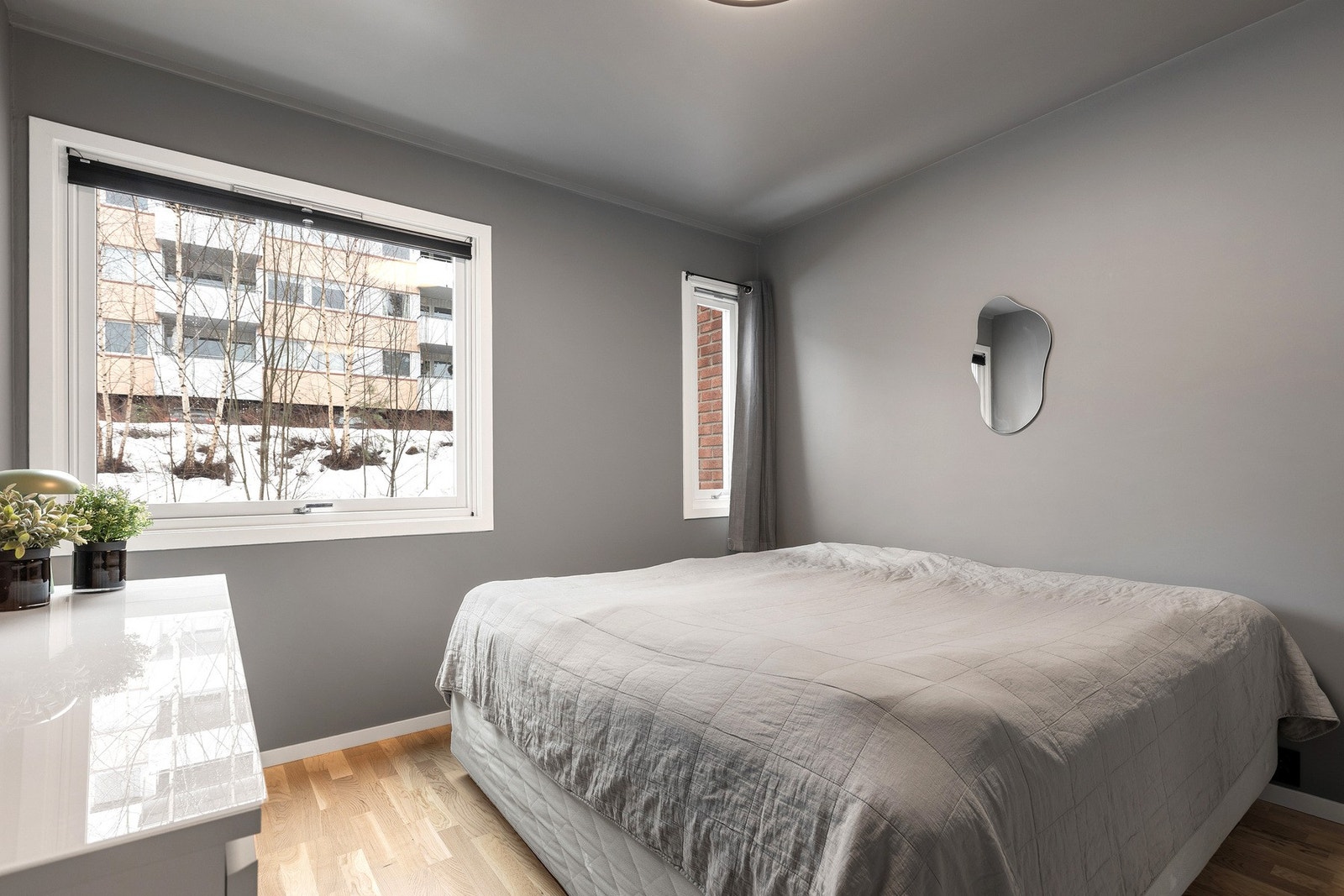 Hovedsoverom med stor skyvedørsgarderobe og walk in closet/bod. Galleribilde