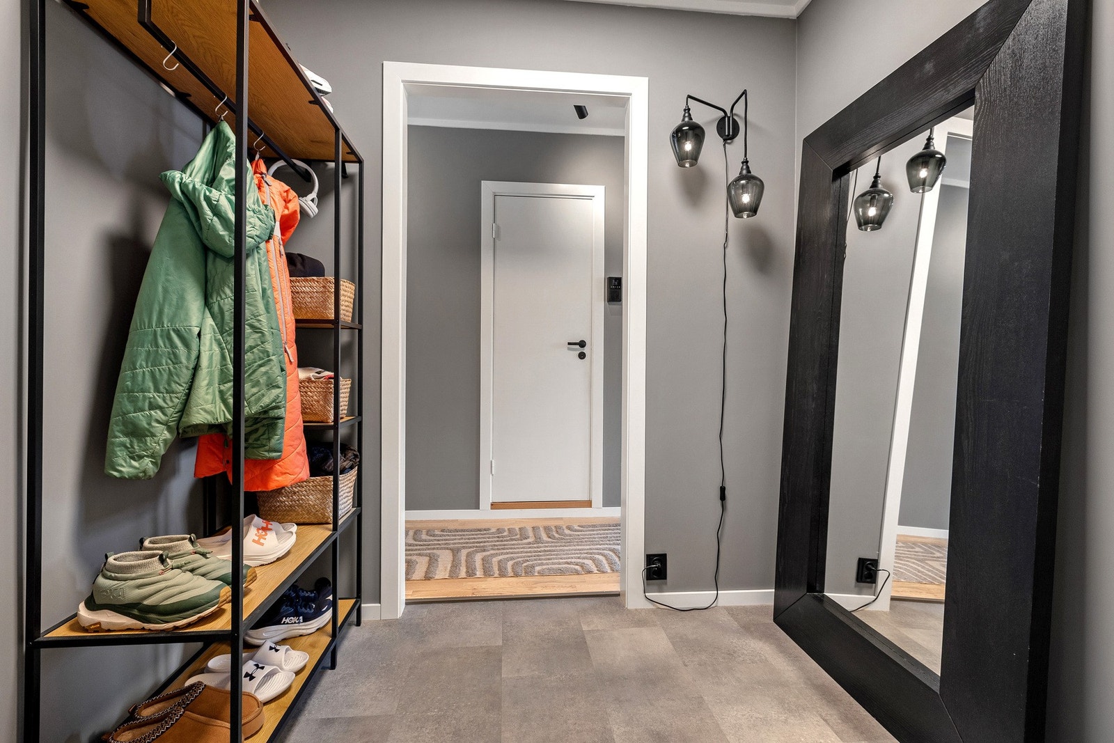 Entre med god plass til sko og klesoppheng. Galleribilde