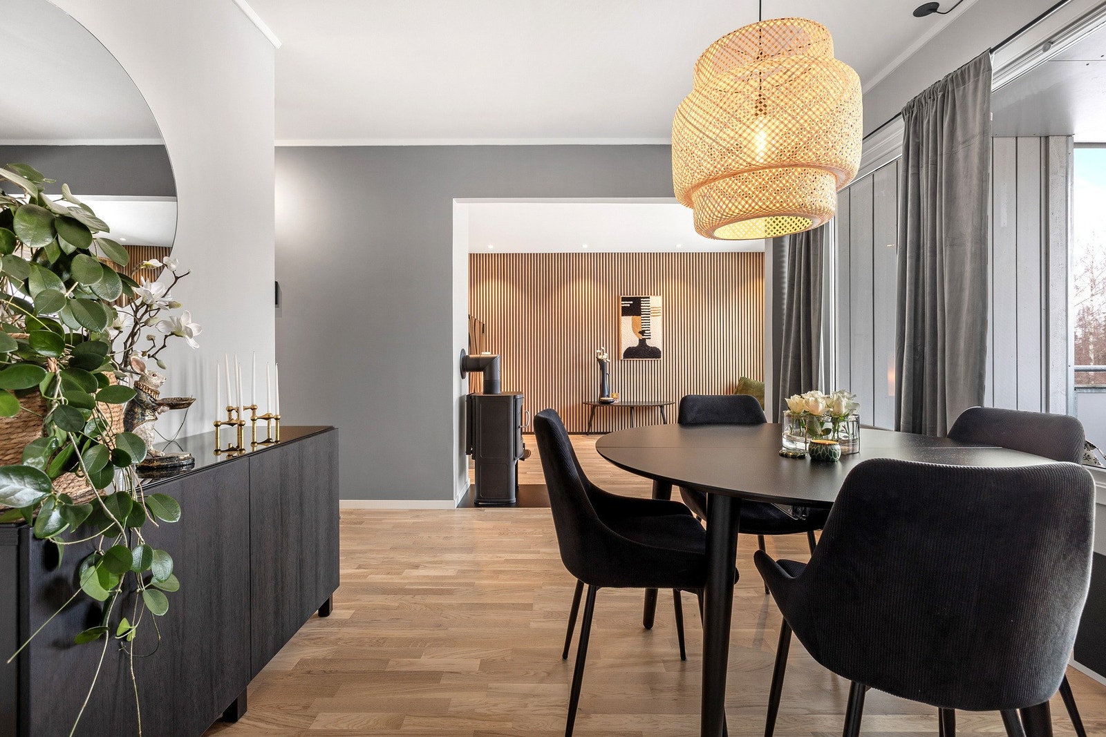 Innbydende spisestue med plass til både hverdags og festmiddager. Galleribilde