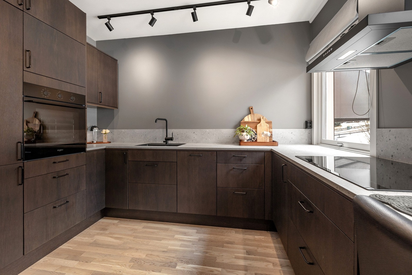 Kjøkkenet er nytt og og holder en moderne og stilren standard. Galleribilde