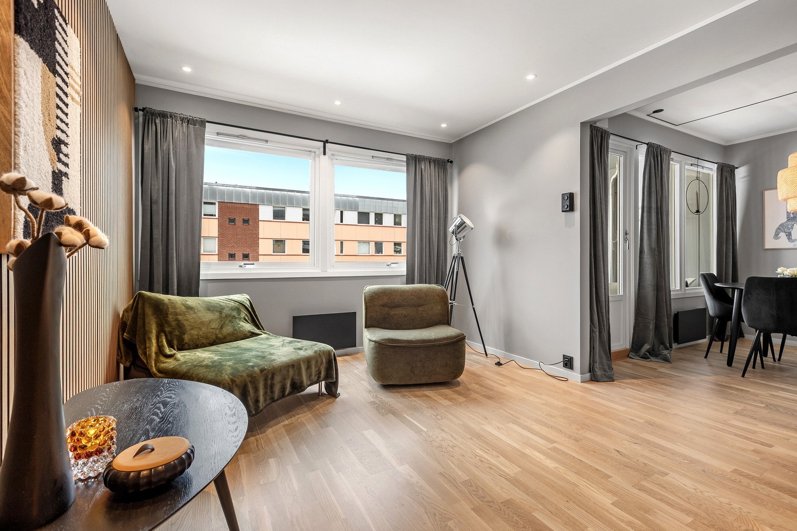 Rommet har nytt, stilrent gulv, samt nysparklede og nymalte vegger i lyse, tidsriktige farger. Galleribilde