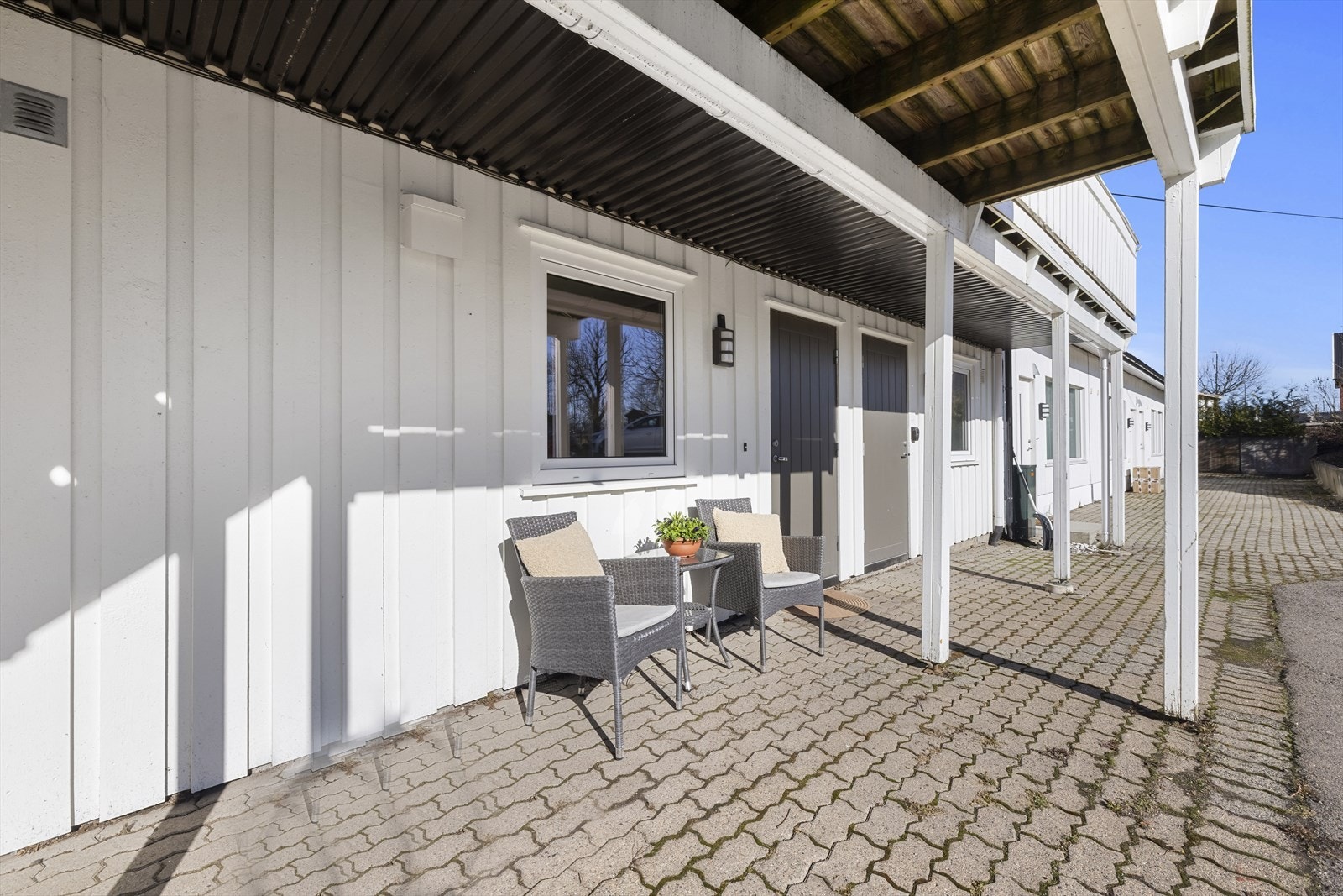 Ved inngangspartiet er det mulighet for en koselig uteplass. Det disponeres også en utvendig bod. Galleribilde