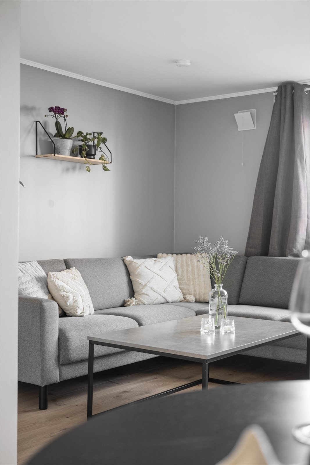 I stuen er det god plass til både sittegruppe og spisebord. Galleribilde