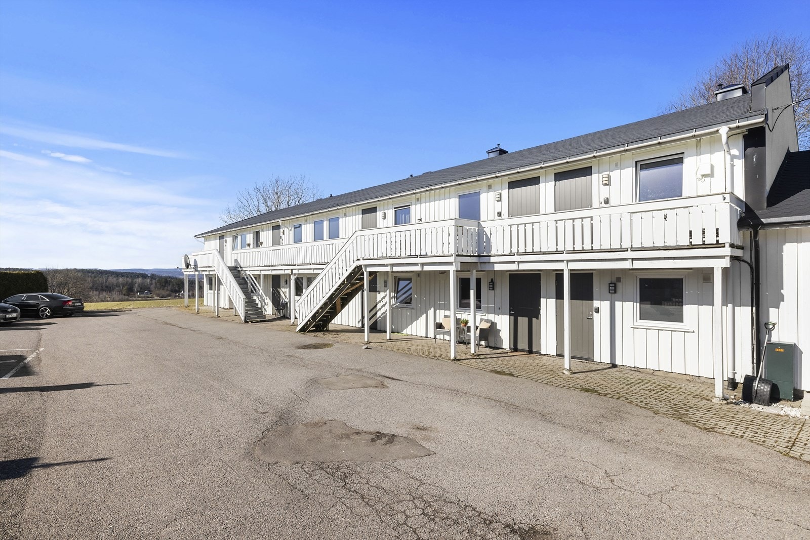 Det medfølger én fast parkeringsplass til leiligheten. Gårdsplassen er for øvrig flat og lett tilgjengelig. Galleribilde