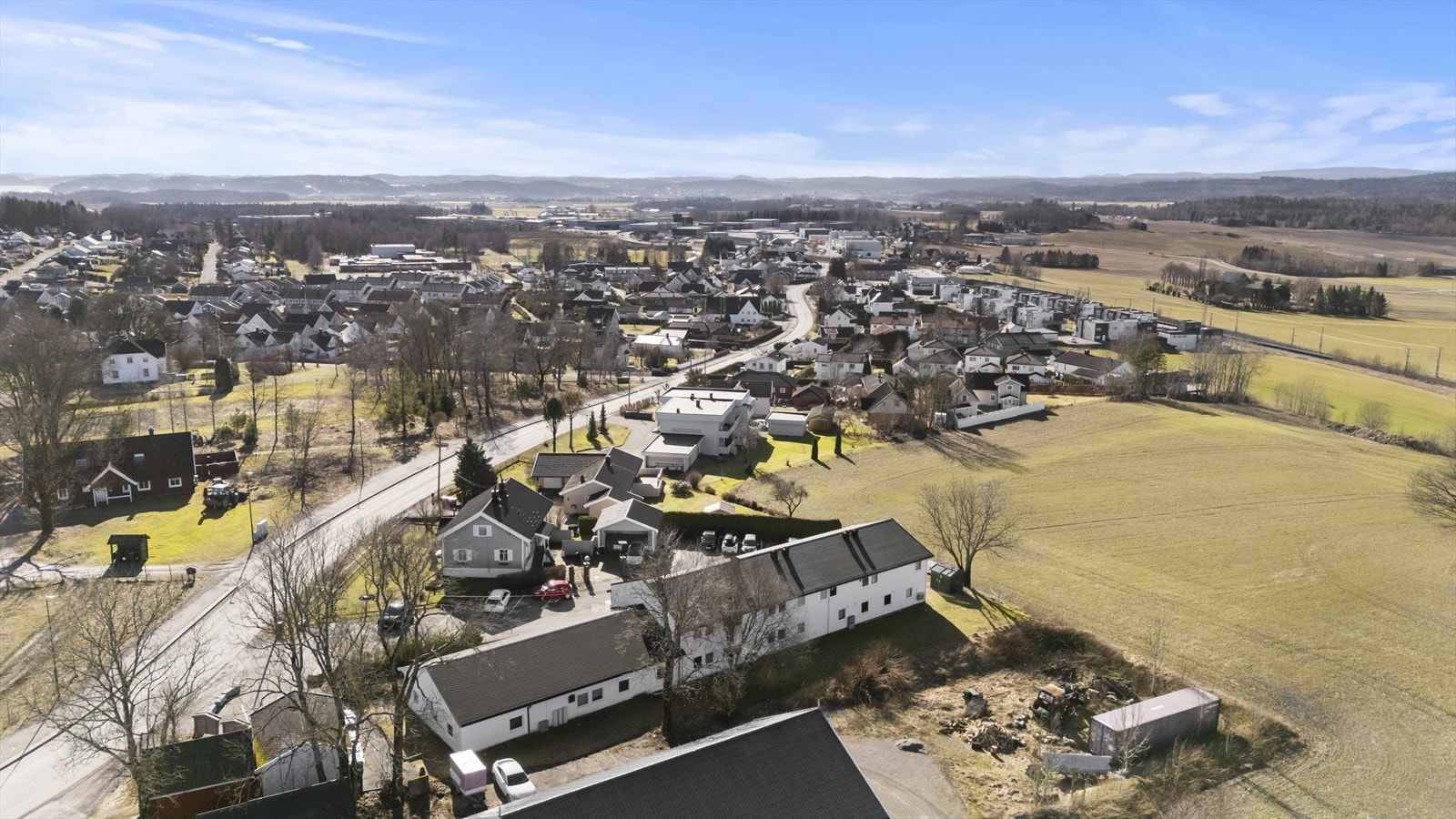 Eiendommen ligger attraktivt og sentralt til på Barkåker i Tønsberg, et veletablert og populært boligområde med nærhet til både servicetilbud, kollektivtransport og rekreasjonsmuligheter. Galleribilde