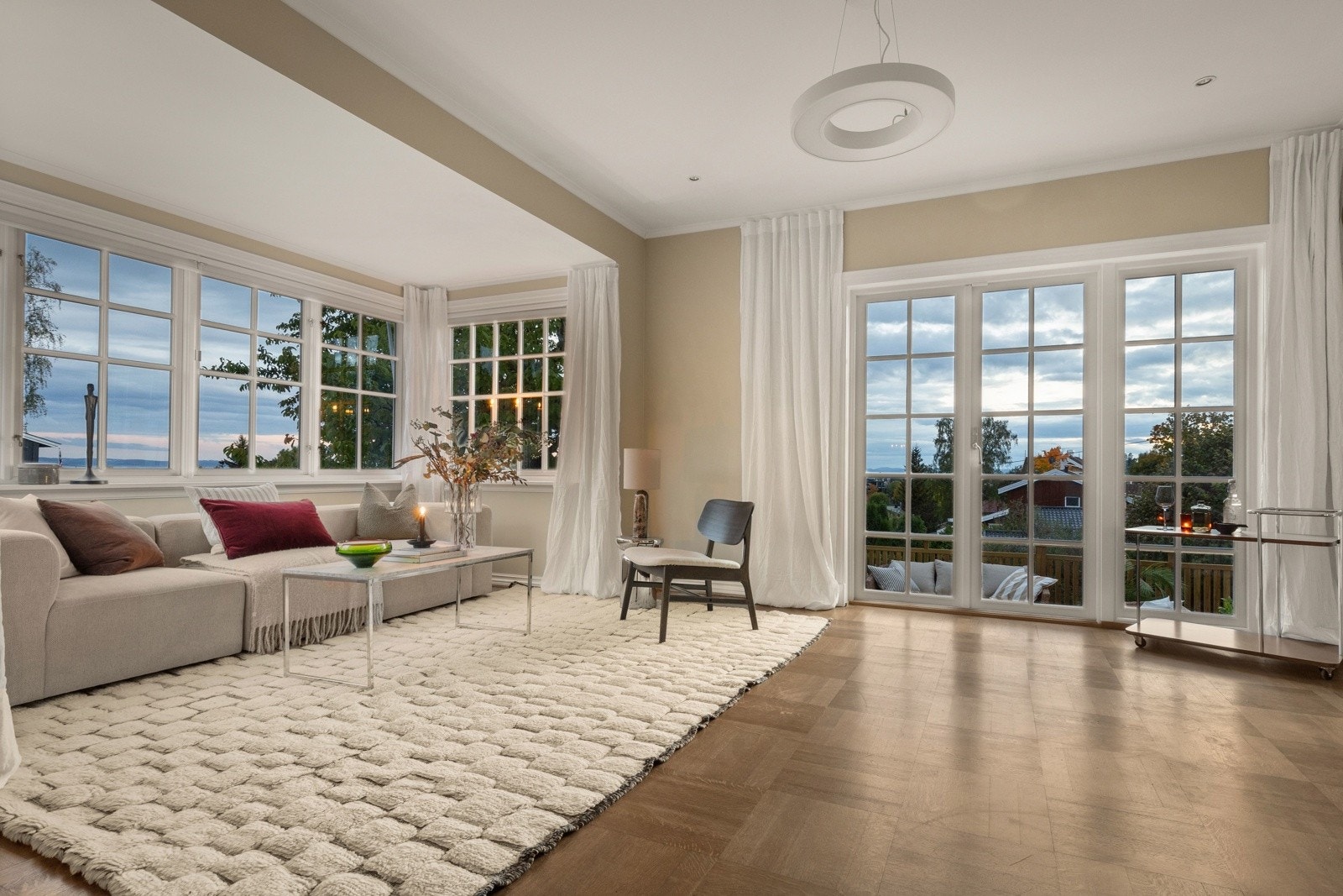 Mortensvingen 1A er en representativ enebolig med klassisk, tidløs arkitektur og gjennomførte detaljer. Eiendommen utmerker seg med sine estetiske kvaliteter, flotte uterom, vakker utsikt og en svært funksjonell planløsning Galleribilde