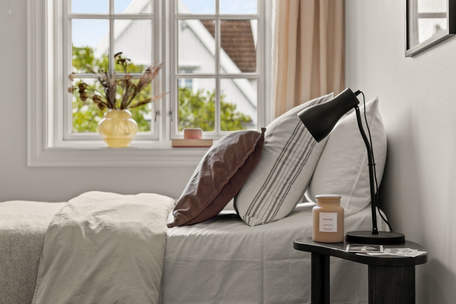 Mortensvingen 1A er en representativ enebolig med klassisk, tidløs arkitektur og gjennomførte detaljer. Eiendommen utmerker seg med sine estetiske kvaliteter, flotte uterom, vakker utsikt og en svært funksjonell planløsning Galleribilde