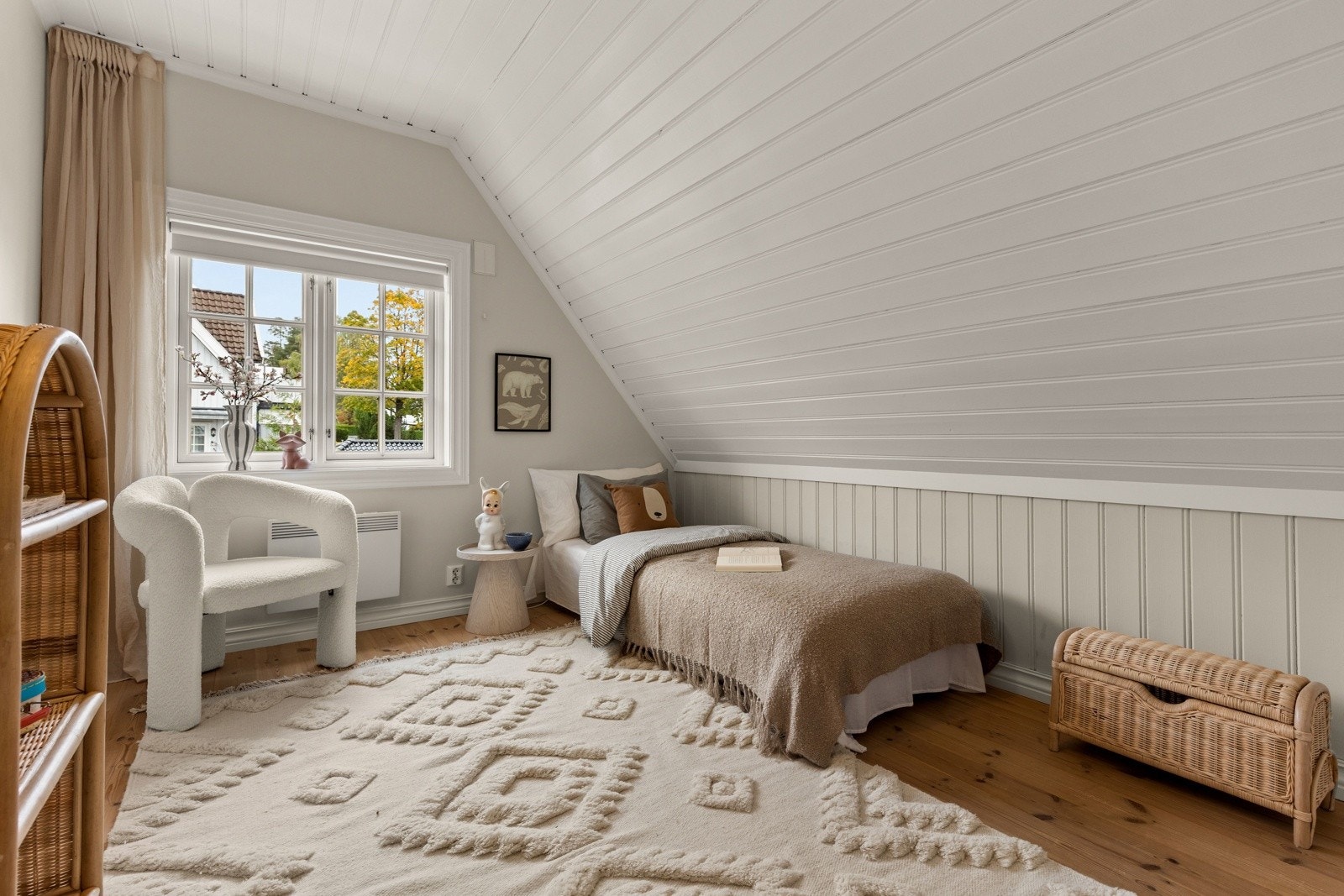 Mortensvingen 1A er en representativ enebolig med klassisk, tidløs arkitektur og gjennomførte detaljer. Eiendommen utmerker seg med sine estetiske kvaliteter, flotte uterom, vakker utsikt og en svært funksjonell planløsning Galleribilde