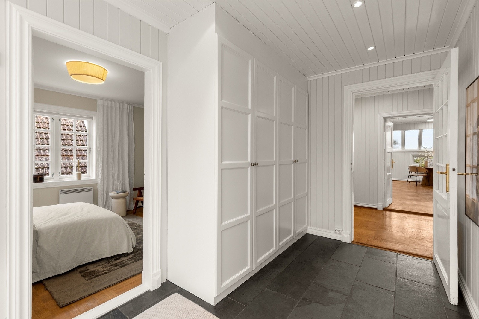 Mortensvingen 1A er en representativ enebolig med klassisk, tidløs arkitektur og gjennomførte detaljer. Eiendommen utmerker seg med sine estetiske kvaliteter, flotte uterom, vakker utsikt og en svært funksjonell planløsning Galleribilde