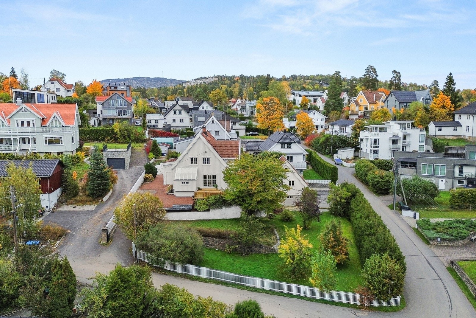 Flott eiendom ca 600 kvm eksklusiv bruksrett til del av tomt - Godkjent ramme for å bygge eneboliger på seksjon 2 og 3 på tomten Galleribilde