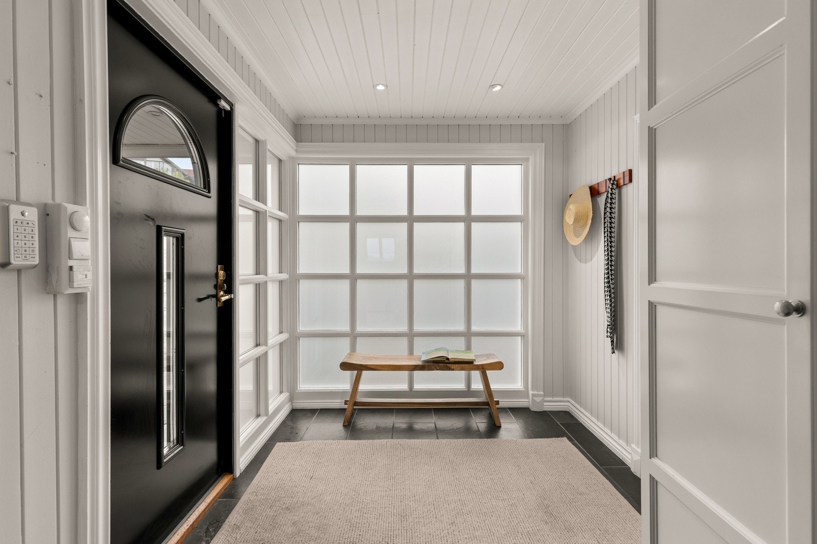 Mortensvingen 1A er en representativ enebolig med klassisk, tidløs arkitektur og gjennomførte detaljer. Eiendommen utmerker seg med sine estetiske kvaliteter, flotte uterom, vakker utsikt og en svært funksjonell planløsning Galleribilde