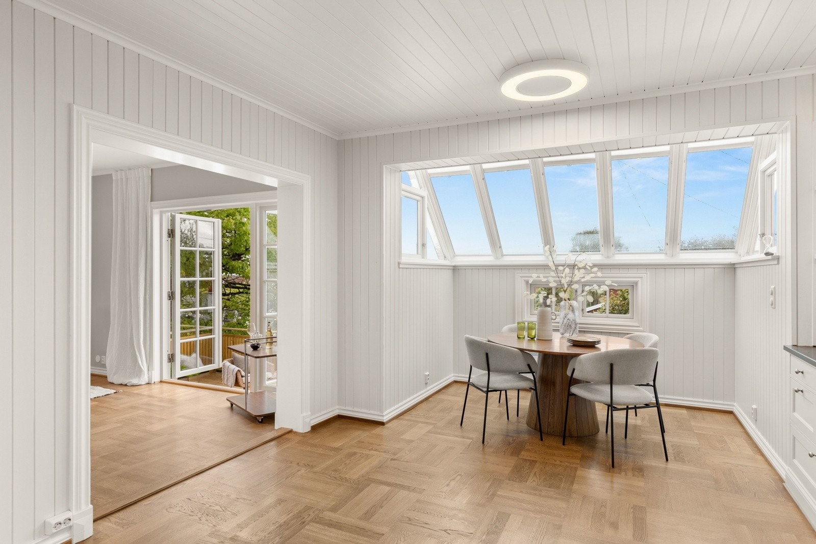 Mortensvingen 1A er en representativ enebolig med klassisk, tidløs arkitektur og gjennomførte detaljer. Eiendommen utmerker seg med sine estetiske kvaliteter, flotte uterom, vakker utsikt og en svært funksjonell planløsning Galleribilde