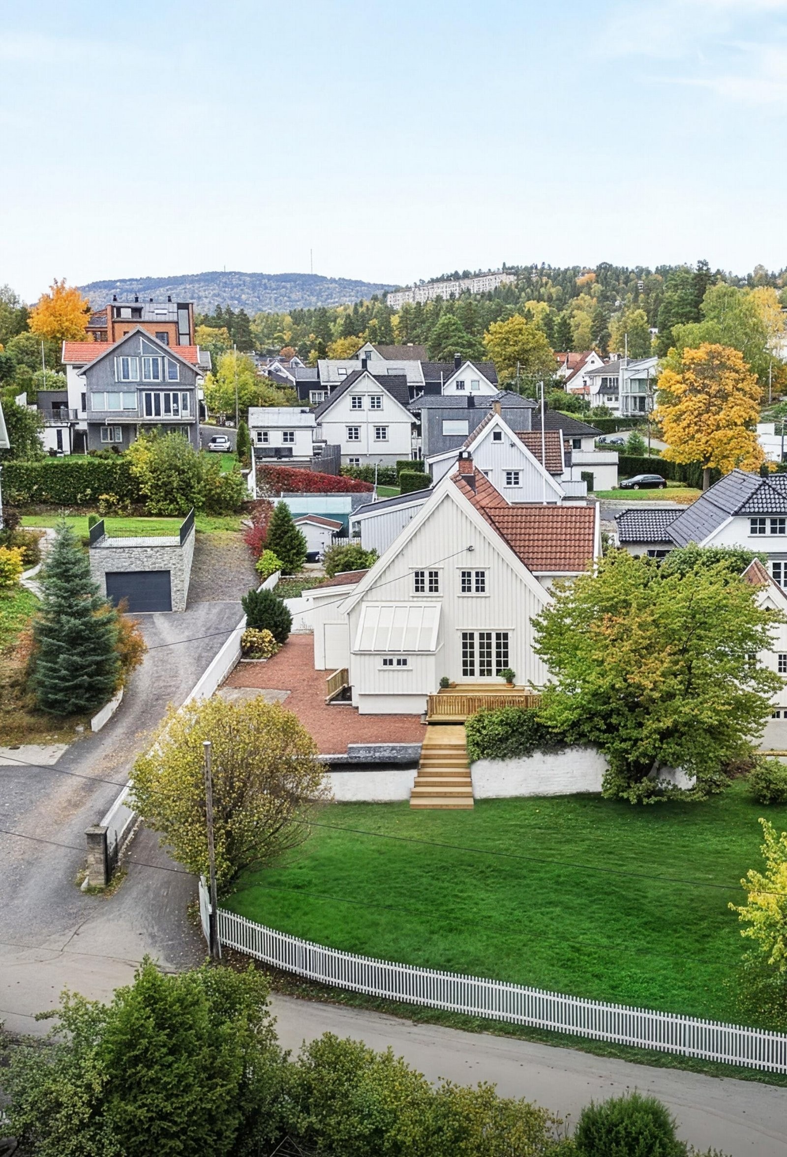Illustrasjon av hagen og trapp til gressplenen - Dette gjenspeiler ikke dagens situasjon Galleribilde