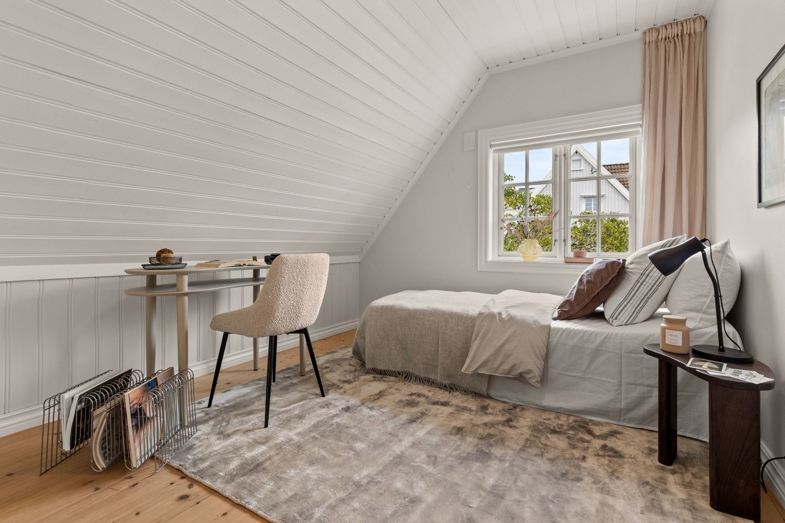 Mortensvingen 1A er en representativ enebolig med klassisk, tidløs arkitektur og gjennomførte detaljer. Eiendommen utmerker seg med sine estetiske kvaliteter, flotte uterom, vakker utsikt og en svært funksjonell planløsning Galleribilde