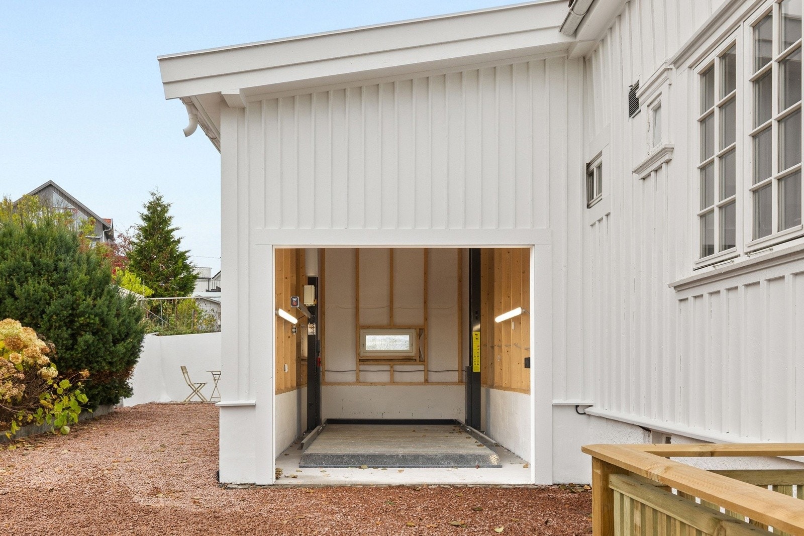 Garasjen er fra 2025 og er bygget noen cm innen for 4 meters grensen til naboen - Selger påtar seg risikoen for å rette opp i dette Galleribilde