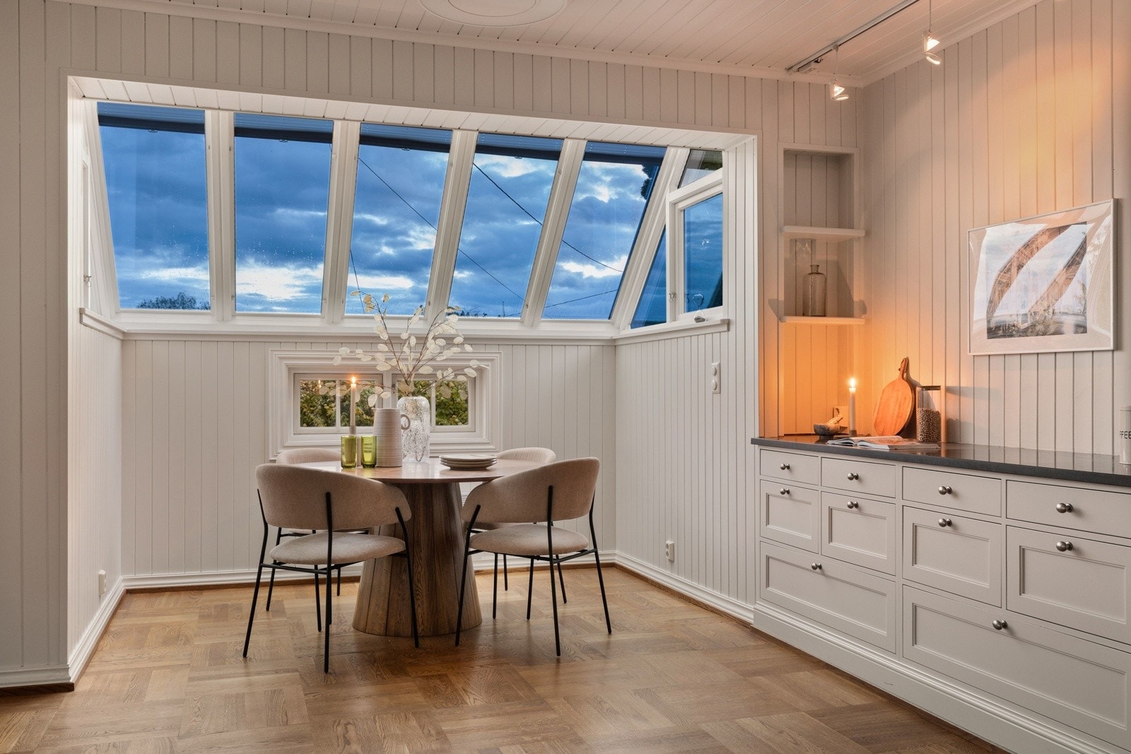 Mortensvingen 1A er en representativ enebolig med klassisk, tidløs arkitektur og gjennomførte detaljer. Eiendommen utmerker seg med sine estetiske kvaliteter, flotte uterom, vakker utsikt og en svært funksjonell planløsning Galleribilde