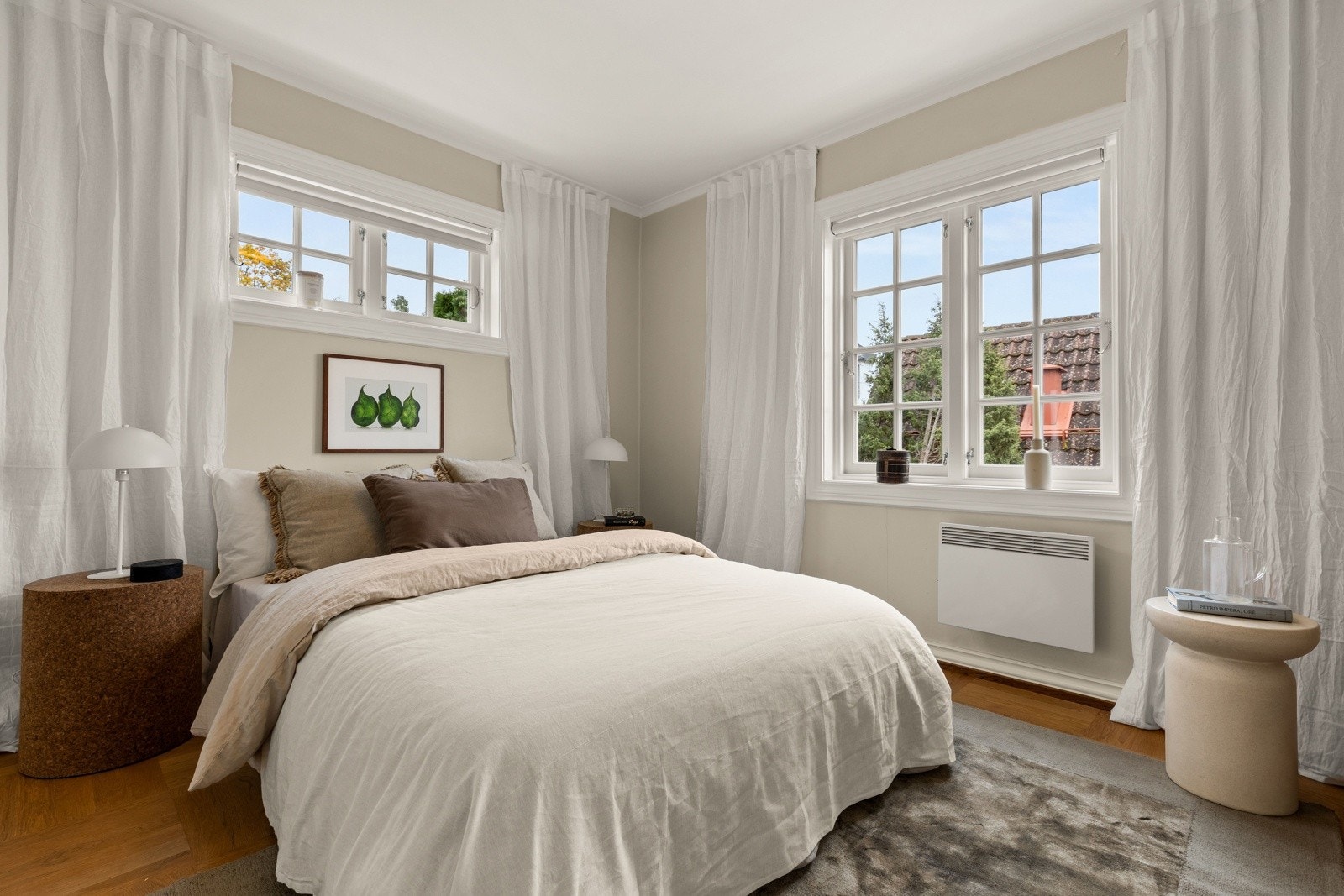 Mortensvingen 1A er en representativ enebolig med klassisk, tidløs arkitektur og gjennomførte detaljer. Eiendommen utmerker seg med sine estetiske kvaliteter, flotte uterom, vakker utsikt og en svært funksjonell planløsning Galleribilde