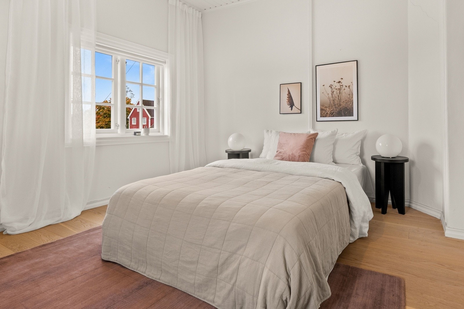 Mortensvingen 1A er en representativ enebolig med klassisk, tidløs arkitektur og gjennomførte detaljer. Eiendommen utmerker seg med sine estetiske kvaliteter, flotte uterom, vakker utsikt og en svært funksjonell planløsning Galleribilde