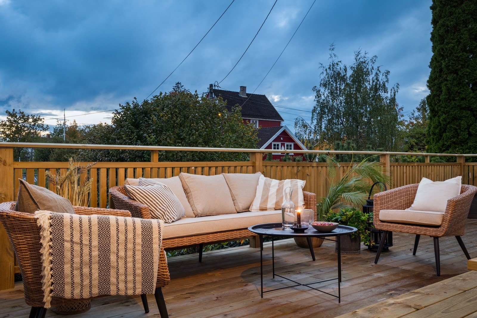 Solrik terrasse med utgang fra stuen Galleribilde