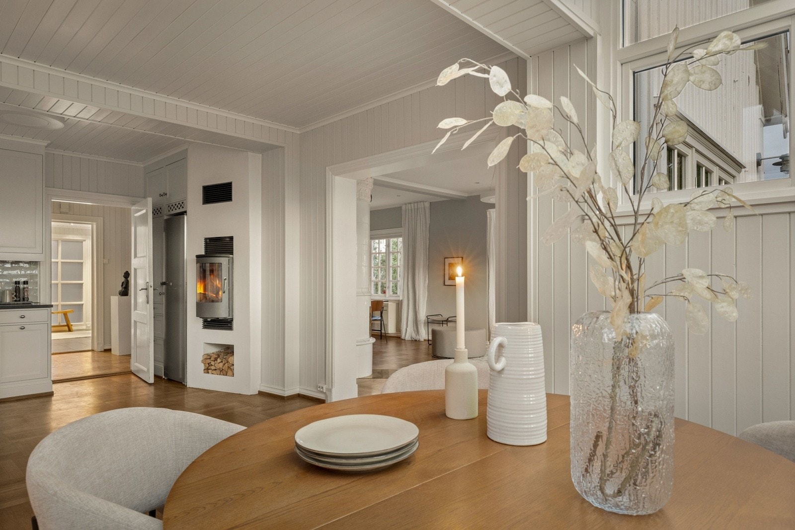 Mortensvingen 1A er en representativ enebolig med klassisk, tidløs arkitektur og gjennomførte detaljer. Eiendommen utmerker seg med sine estetiske kvaliteter, flotte uterom, vakker utsikt og en svært funksjonell planløsning Galleribilde