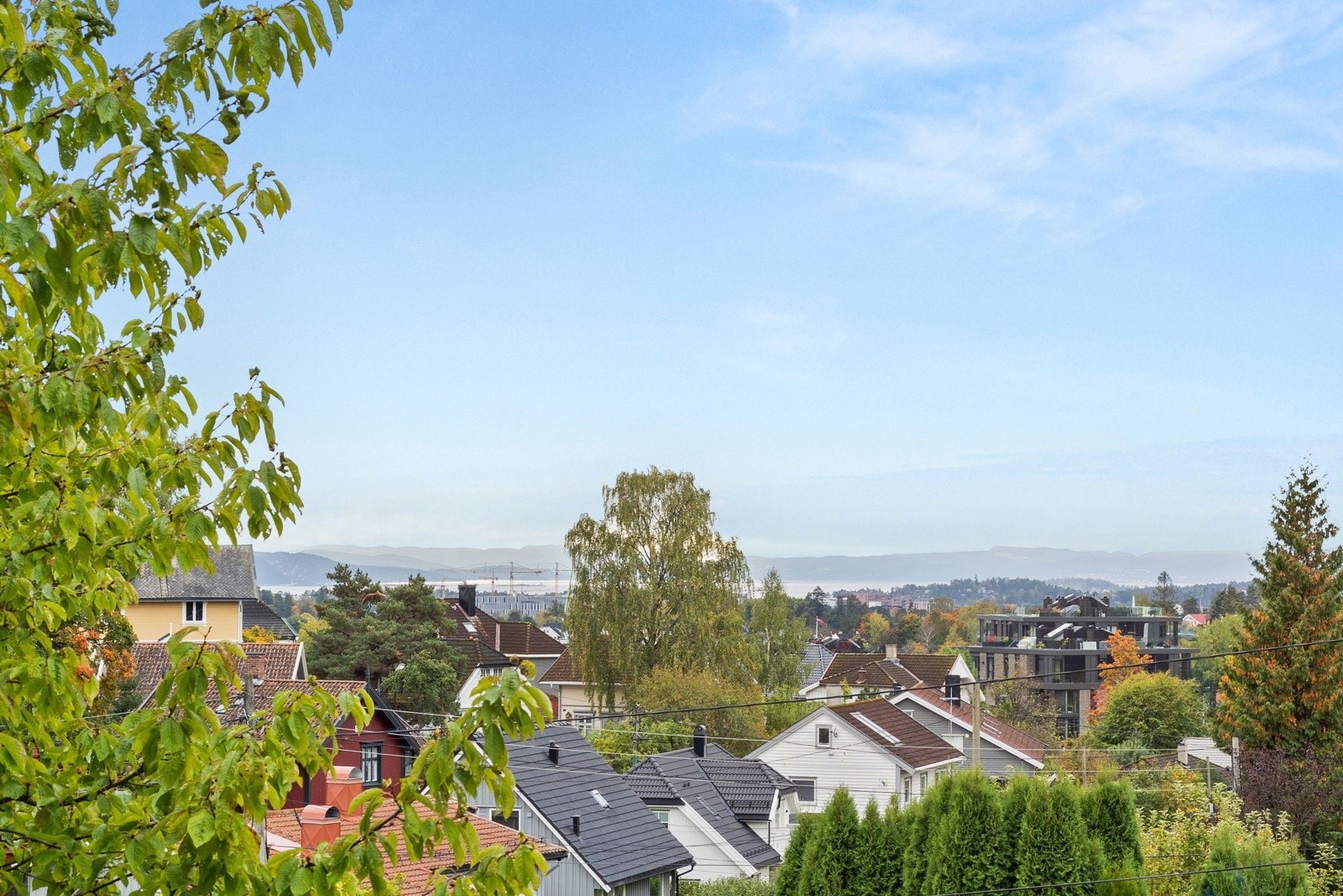 Mortensvingen 1A er en representativ enebolig med klassisk, tidløs arkitektur og gjennomførte detaljer. Eiendommen utmerker seg med sine estetiske kvaliteter, flotte uterom, vakker utsikt og en svært funksjonell planløsning Galleribilde