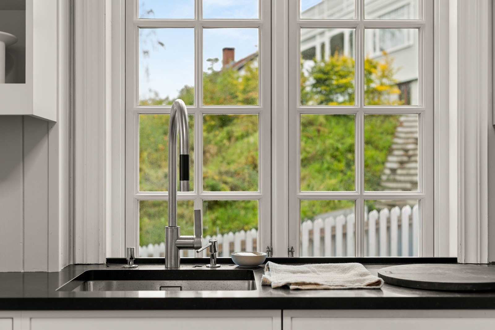 Mortensvingen 1A er en representativ enebolig med klassisk, tidløs arkitektur og gjennomførte detaljer. Eiendommen utmerker seg med sine estetiske kvaliteter, flotte uterom, vakker utsikt og en svært funksjonell planløsning Galleribilde