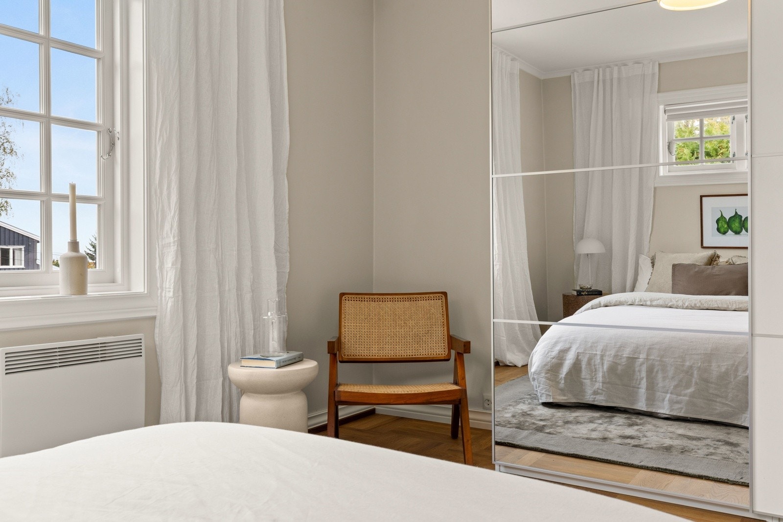 Mortensvingen 1A er en representativ enebolig med klassisk, tidløs arkitektur og gjennomførte detaljer. Eiendommen utmerker seg med sine estetiske kvaliteter, flotte uterom, vakker utsikt og en svært funksjonell planløsning Galleribilde