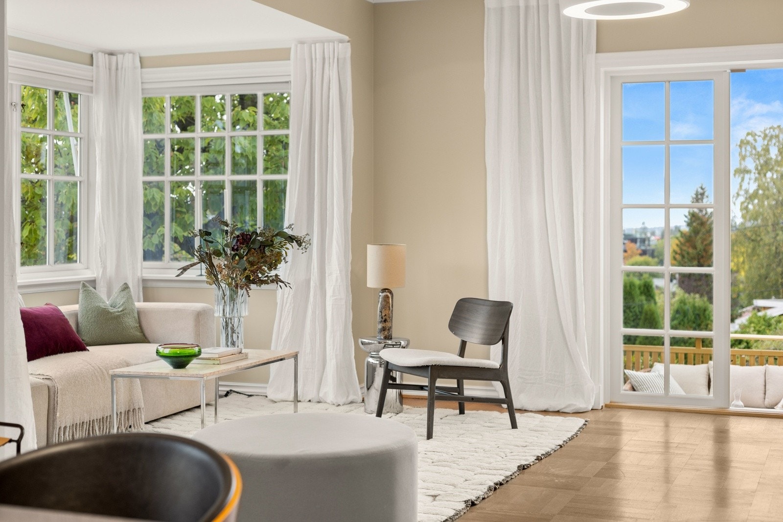 Mortensvingen 1A er en representativ enebolig med klassisk, tidløs arkitektur og gjennomførte detaljer. Eiendommen utmerker seg med sine estetiske kvaliteter, flotte uterom, vakker utsikt og en svært funksjonell planløsning Galleribilde